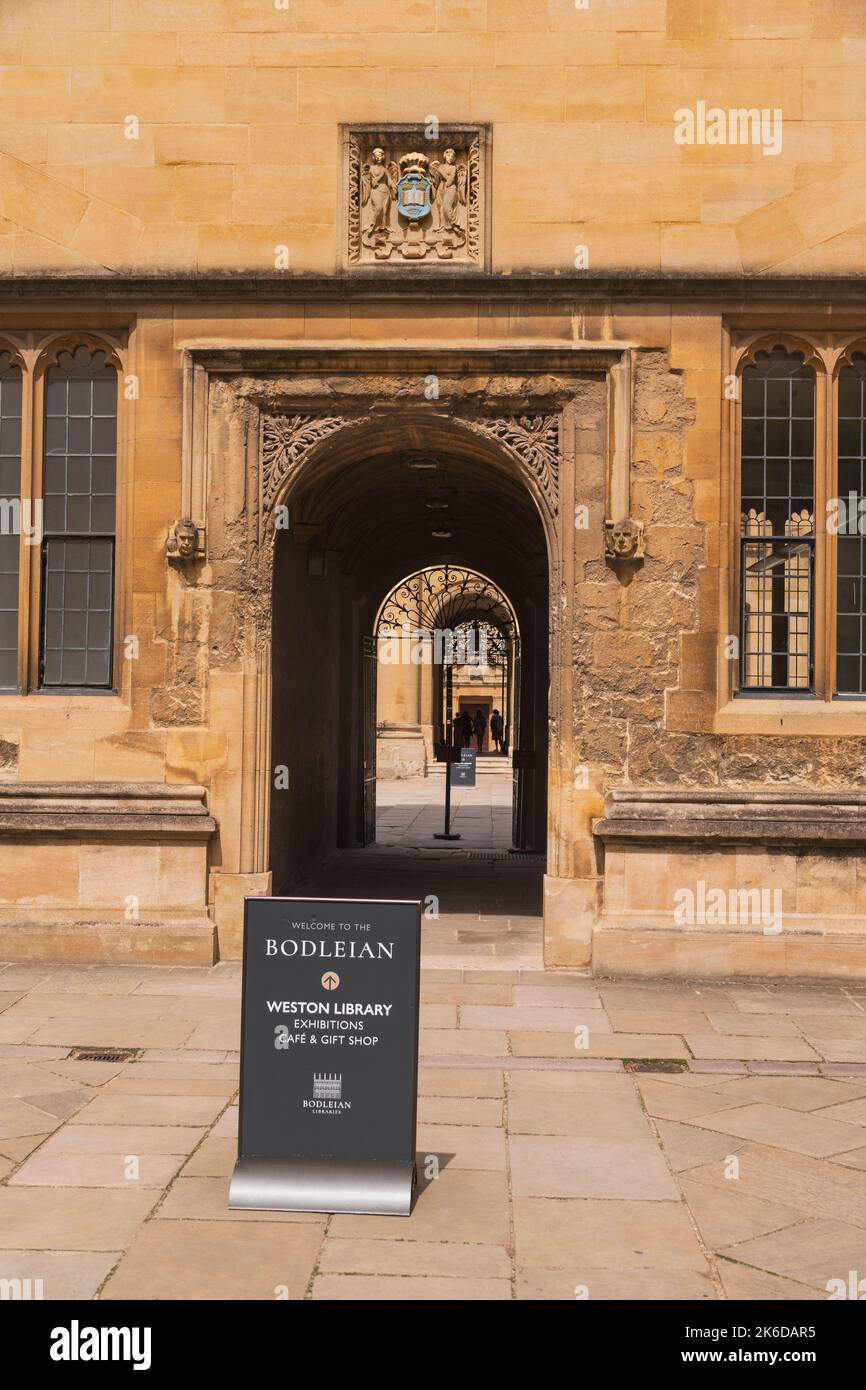 Inglaterra, Oxfordshire, Oxford, Biblioteca de Old Bodleian, puerta que conduce al Cuadrángulo de Old Schools. Foto de stock