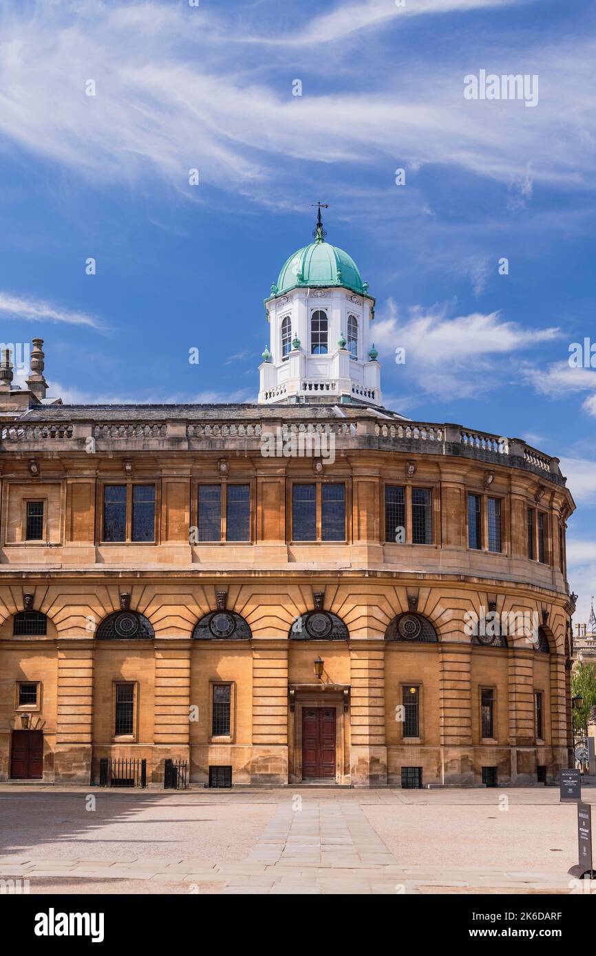 Inglaterra, Oxfordshire, Oxford, el teatro Sheldonian que fue construido de 1664 a 1669 después de un diseño de Christopher Wren para la Universidad de Oxford y se utiliza para conciertos de música, conferencias y ceremonias universitarias. Foto de stock