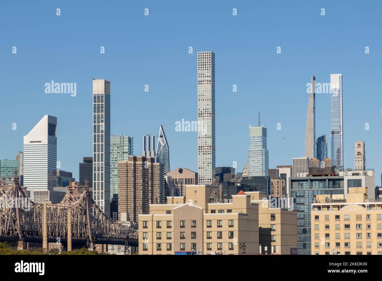 Vista con rascacielos residenciales superaltos del centro de Manhattan desde Queens, Nueva York, Estados Unidos Foto de stock