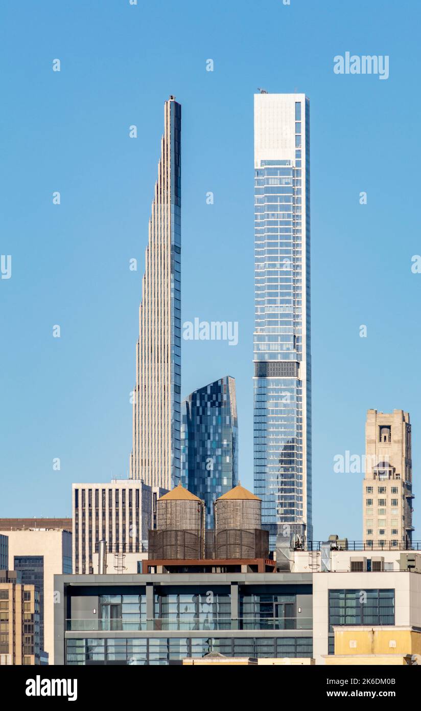 Vista desde el este, Central Park Tower y Steinway Tower, rascacielos residenciales superaltos, Manhattan, Nueva York, Estados Unidos Foto de stock