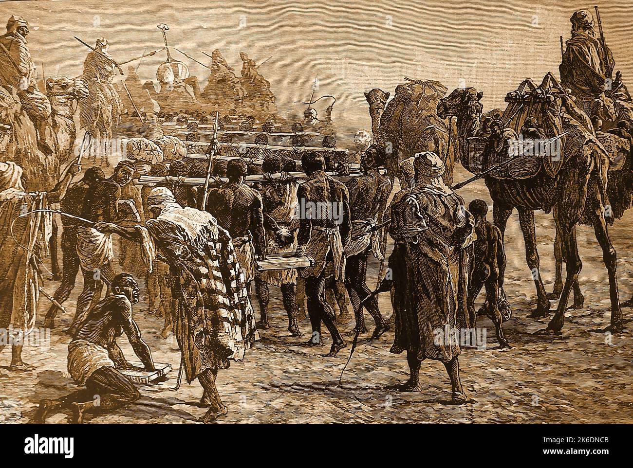 Una ilustración de 1890 de una banda africana de comerciantes de esclavos en movimiento con esclavos capturados Foto de stock