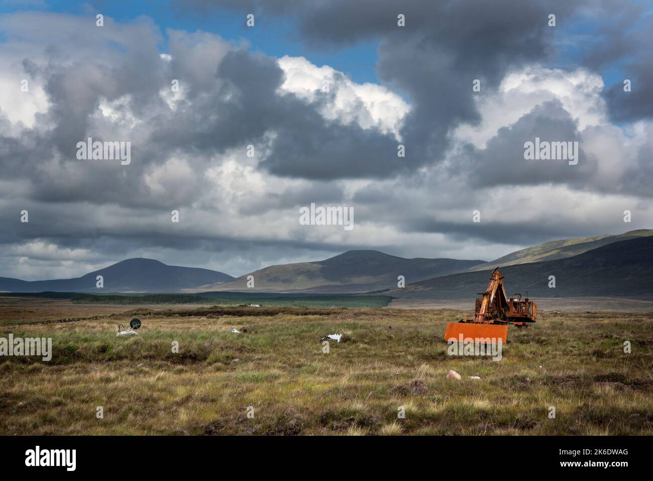 Una excavadora abandonada en un pantano irlandés. Foto de stock