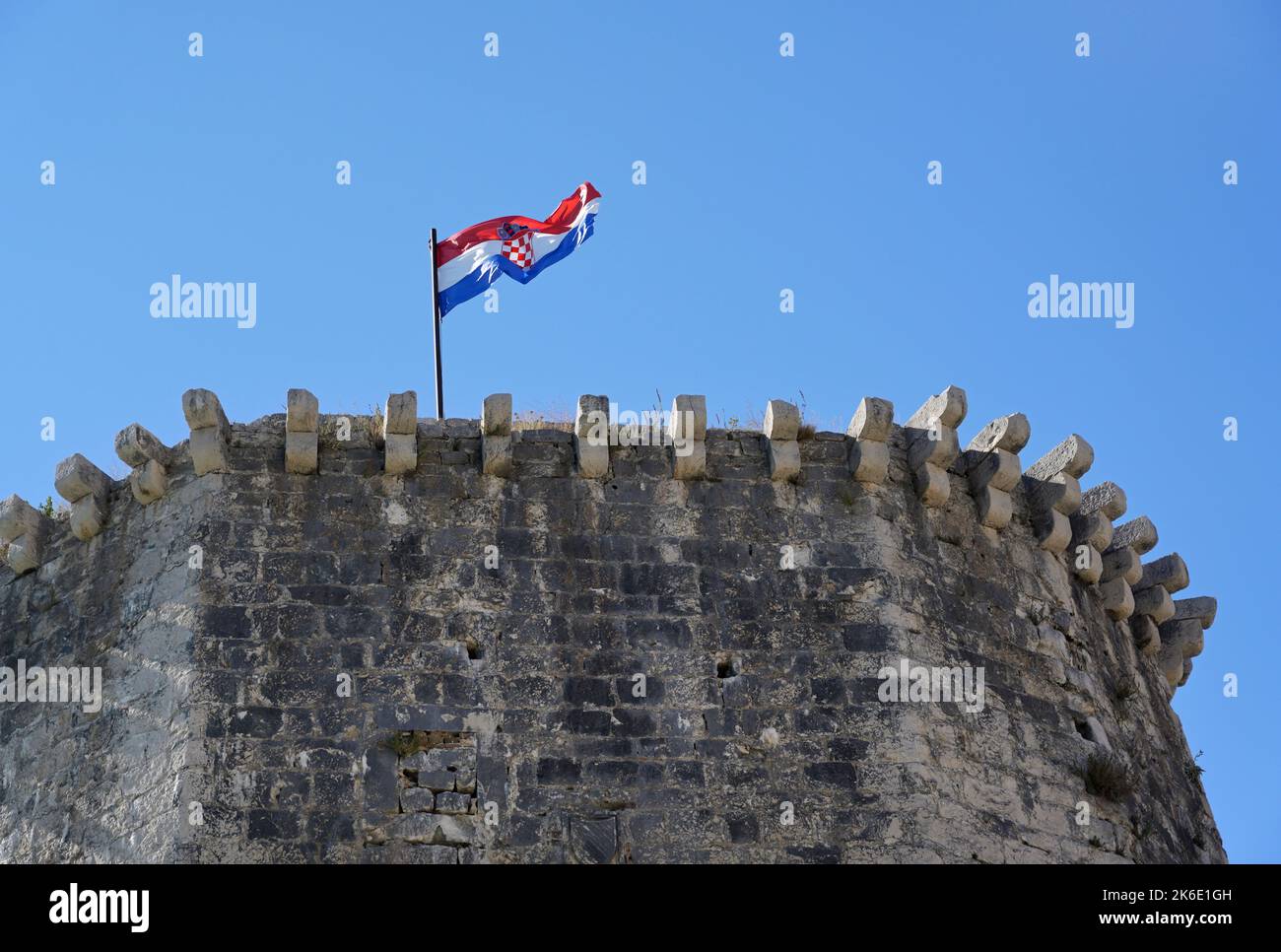 Croacia, torre del castillo con bandera, Trogir Foto de stock