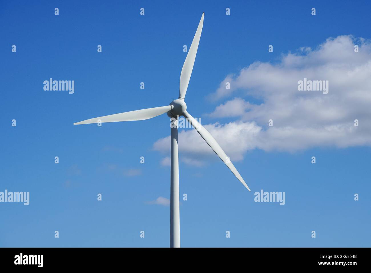 Palas de la turbina de viento sobre fondo azul del cielo Foto de stock