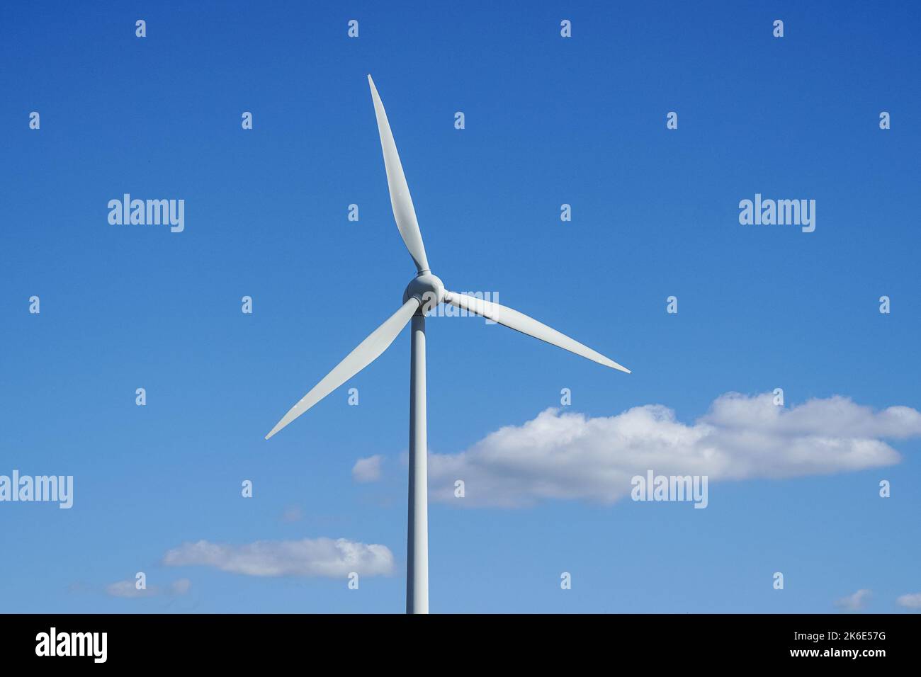 Palas de la turbina de viento sobre fondo azul del cielo Foto de stock