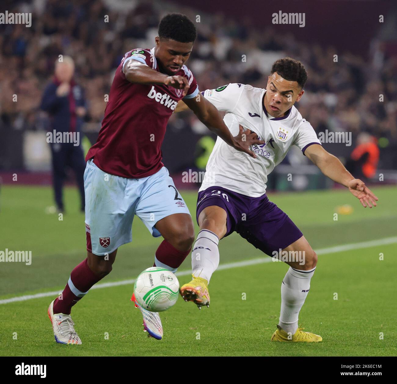 Ben Johnson de West Ham y Mario Stroeykens de Anderlecht luchan por el balón durante un partido de fútbol entre el British West Ham United FC y el belga RSC Anderlecht, el jueves 13 de octubre de 2022 en Londres, Reino Unido, Bélgica, el cuarto día en la fase de grupos de la UEFA Conference League. BELGA FOTO VIRGINIE LEFOUR Foto de stock