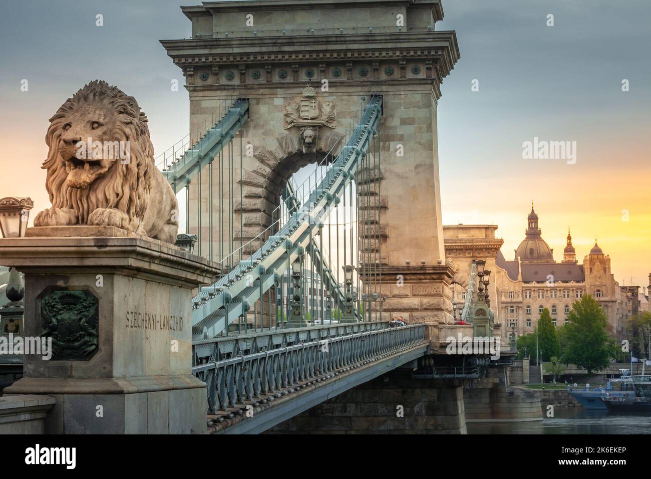 León y el puente de las cadenas al amanecer dramático en Budapest, Hungría  Fotografía de stock - Alamy