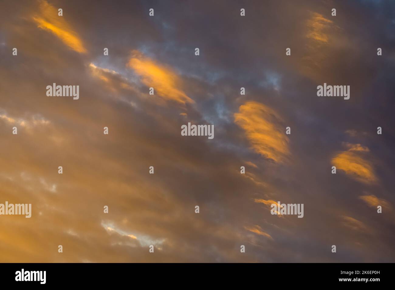 Amanecer espectacular cielo con nubes en una fila, colorido paisaje nublado Foto de stock
