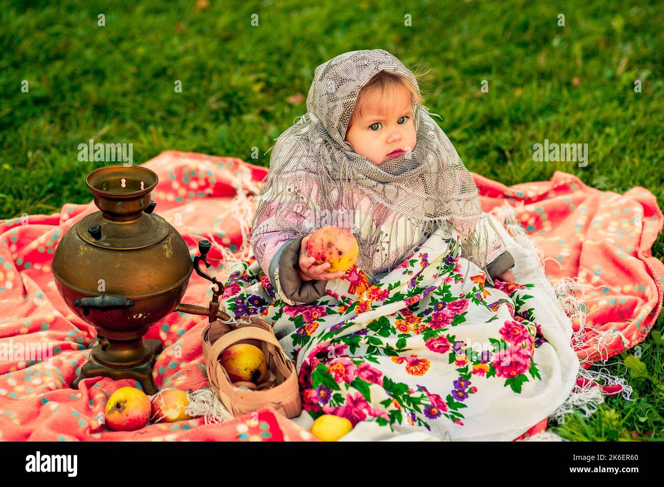 Chica con un traje ruso. Niña con traje tradicional de folk ruso. Foto de stock