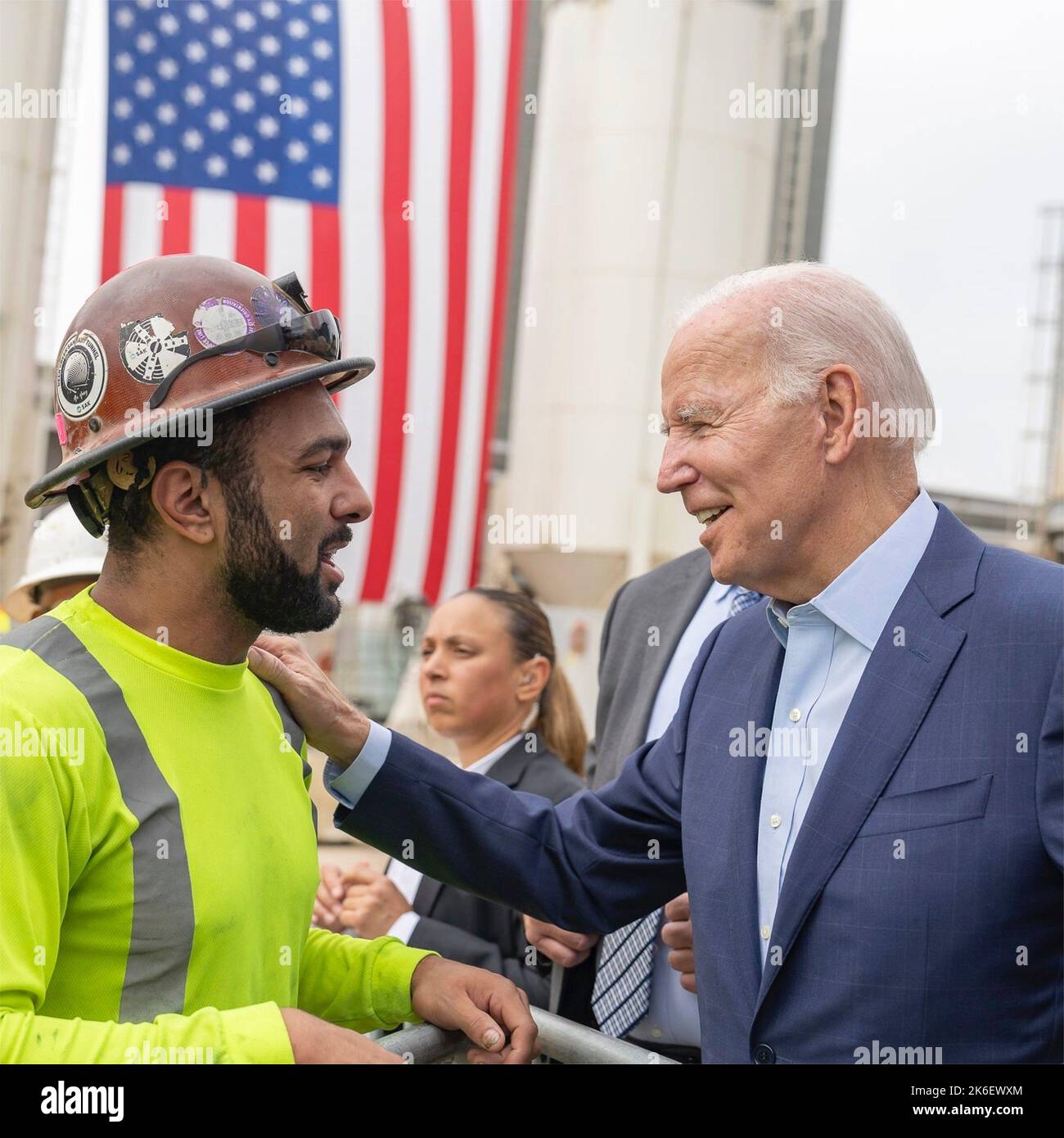 Los Ángeles, Estados Unidos. 13th de Oct de 2022. EE. UU El presidente Joe Biden saluda a un trabajador sindical en el Metro de Los Angeles, Proyecto de Extensión de Tránsito de la Línea D, 13 de octubre de 2022, en Los Angeles, California. Crédito: Adam Schultz/White House Photo/Alamy Live News Foto de stock