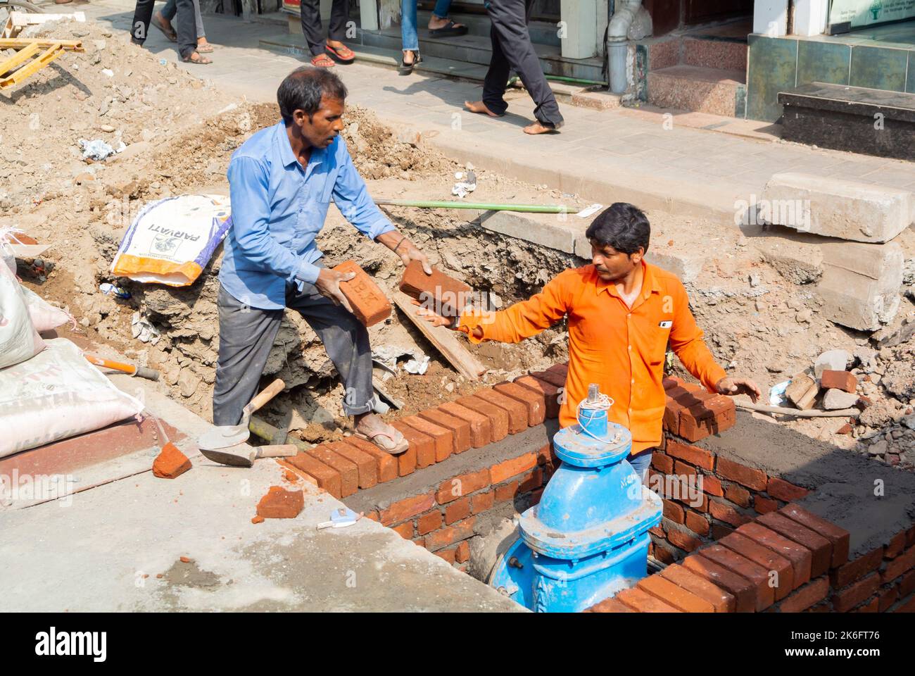 Mumbai, Maharashtra, India del Sur, 31th de diciembre de 2019: Trabajadores de la construcción indios Foto de stock