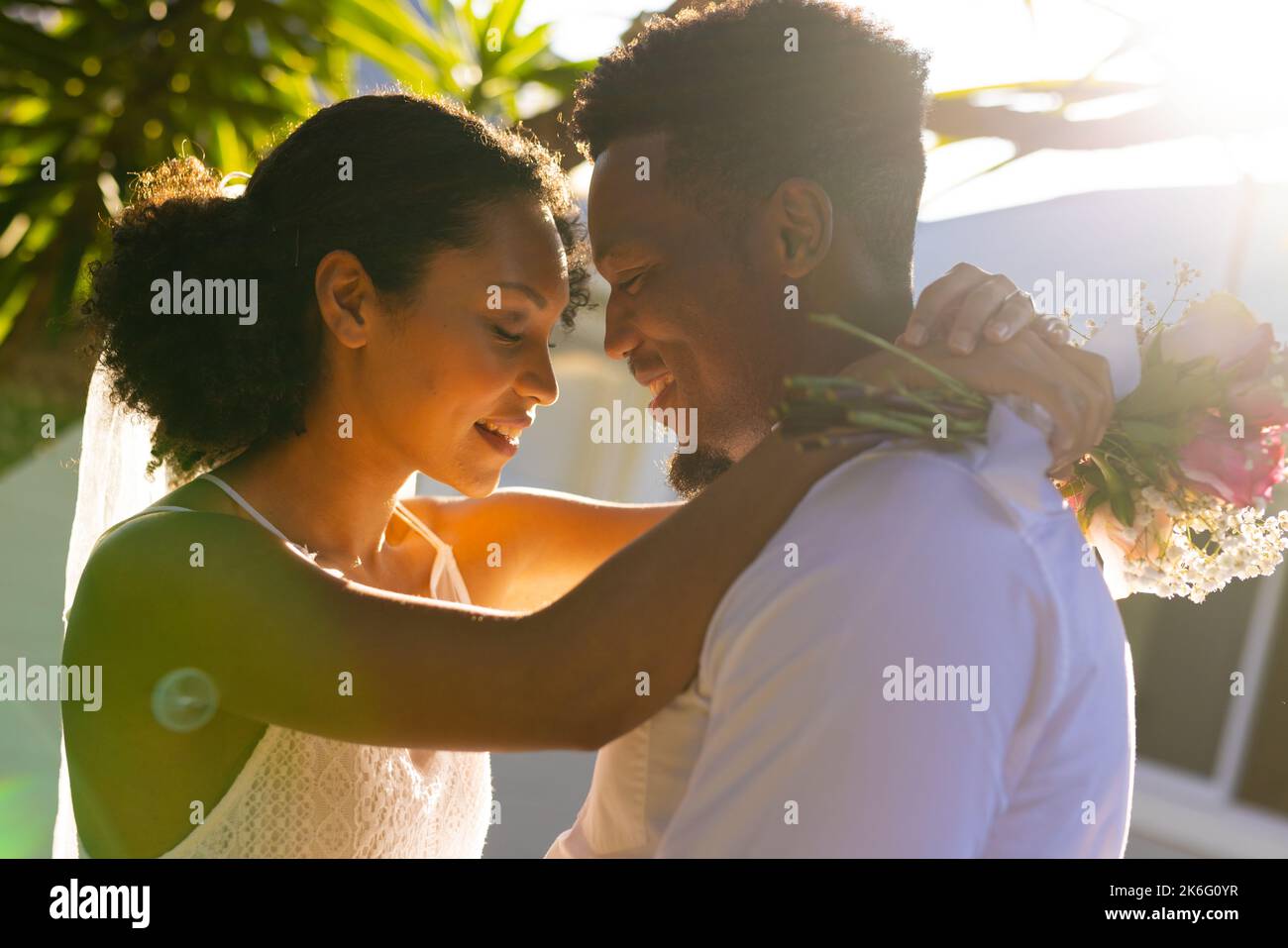 Feliz pareja afroamericana casarse, abrazando durante el día de la boda Foto de stock