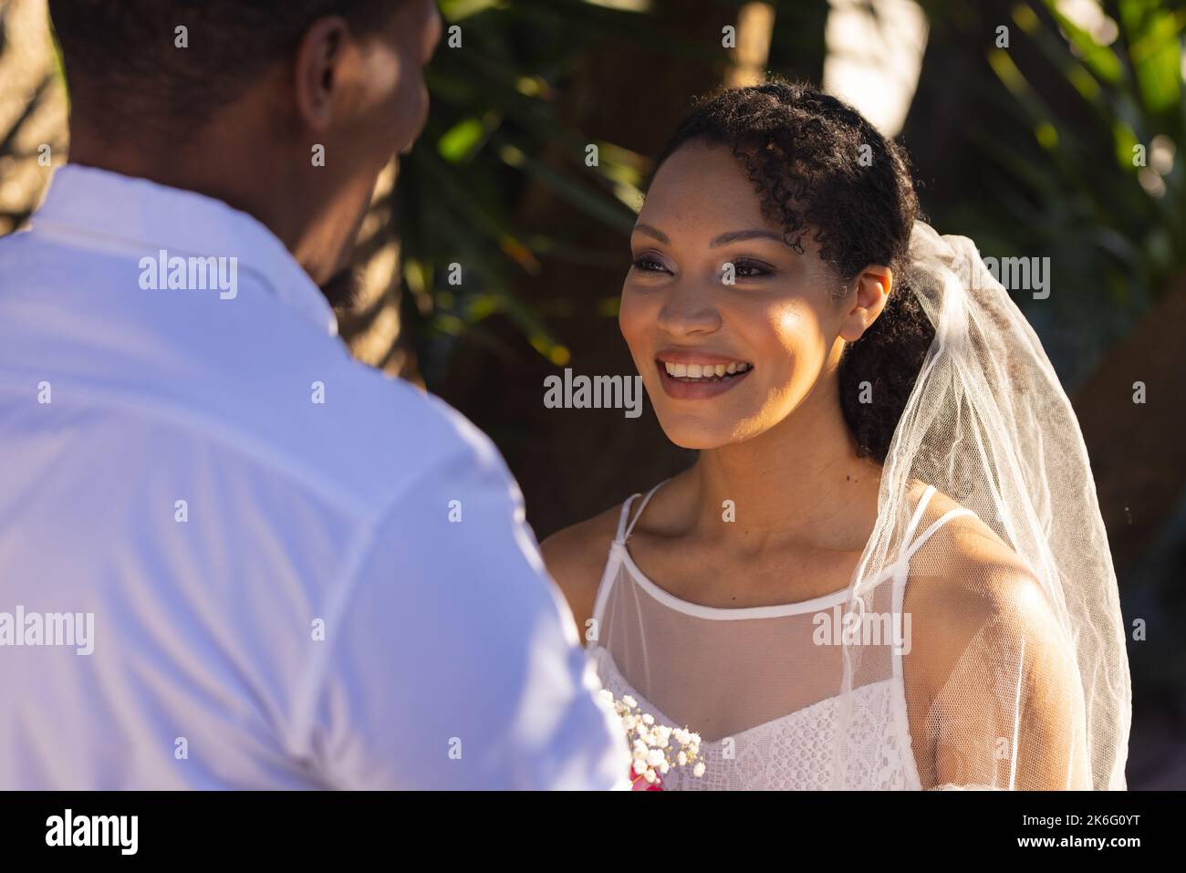 Feliz pareja afroamericana casándose, sonriendo durante el día de la boda Foto de stock