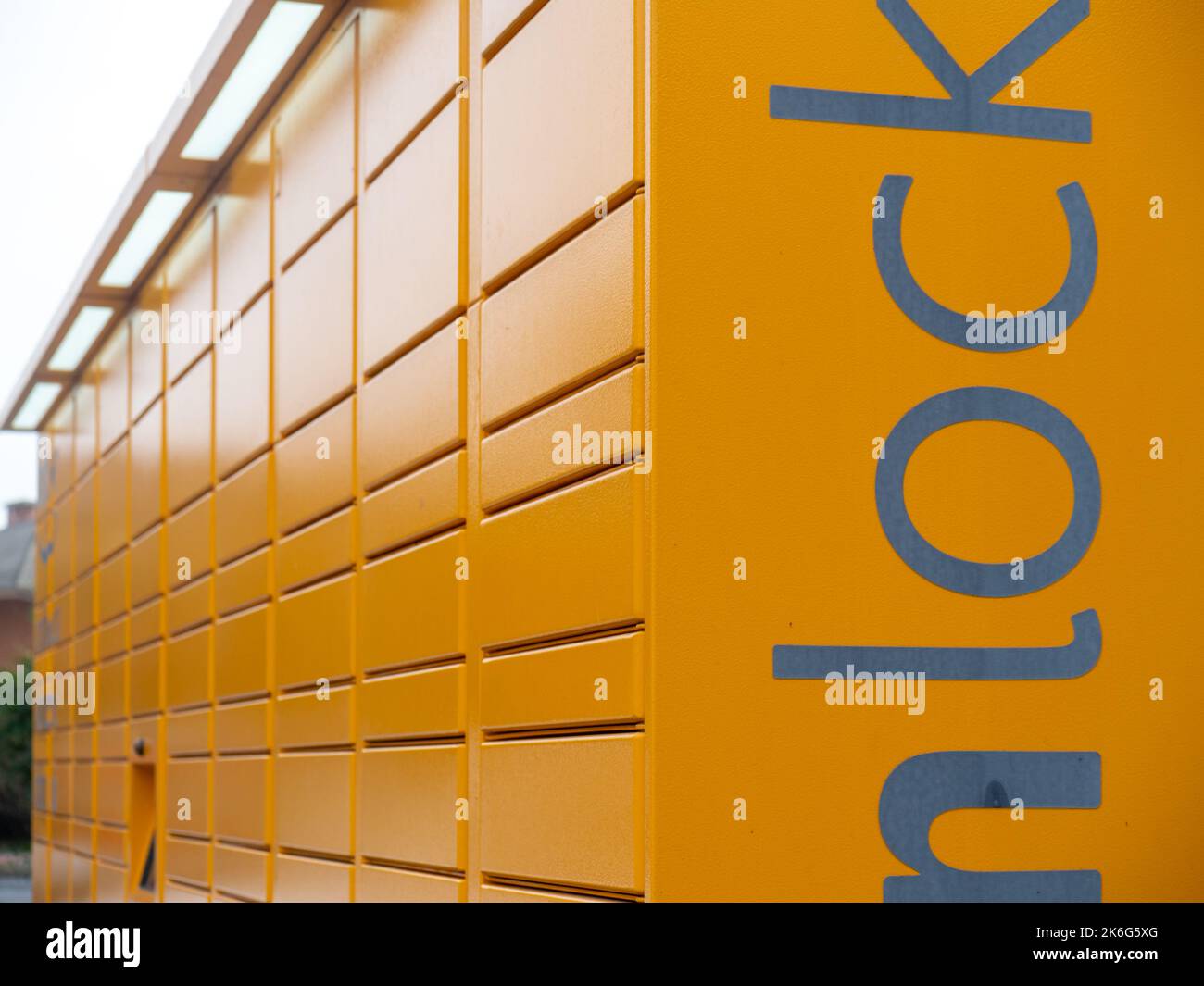 Amazon Hub Locker, donde los clientes pueden realizar su pedido por sí mismos Fotografía de