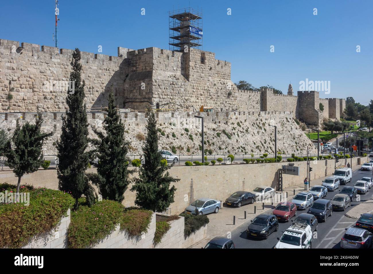 Israel, Jerusalén, las murallas de la Ciudad Vieja y el tráfico por la puerta de Jaffa Foto de stock