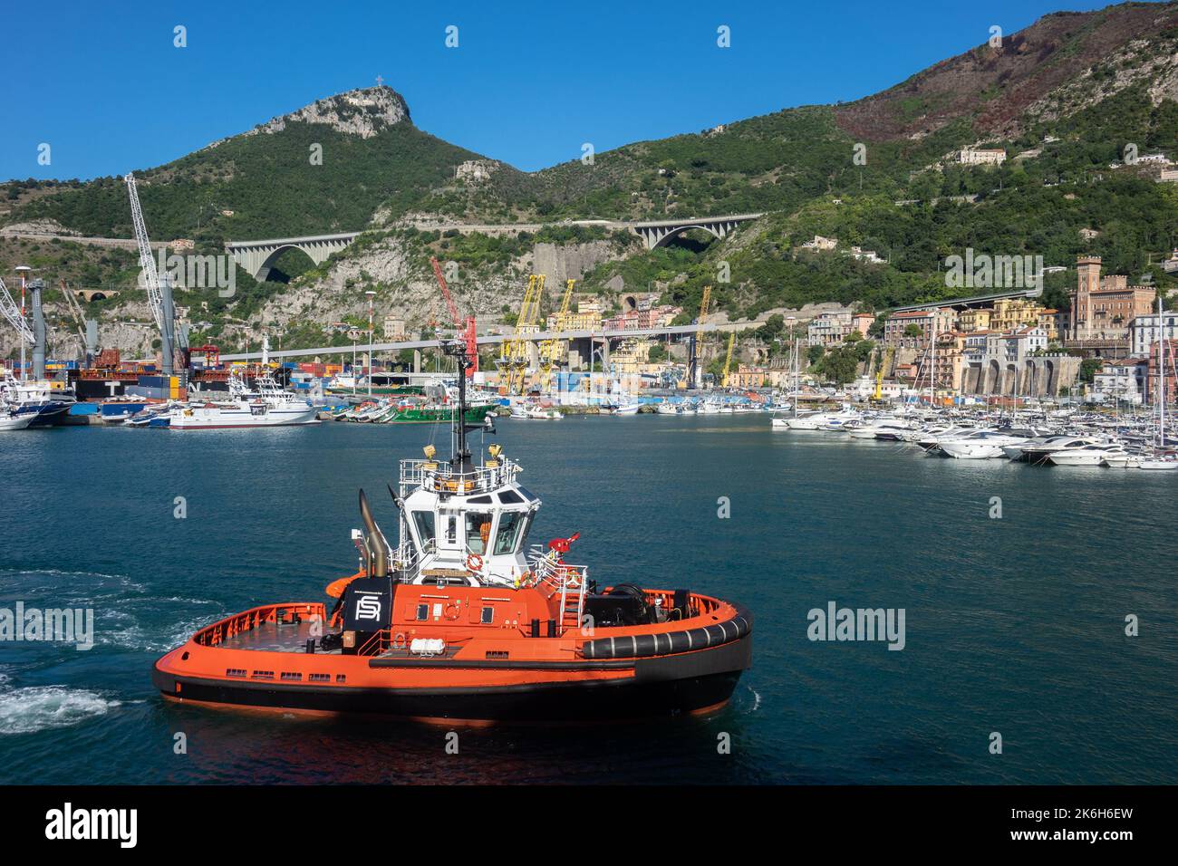Italia, Campania, Salerno, bahía y puerto Foto de stock