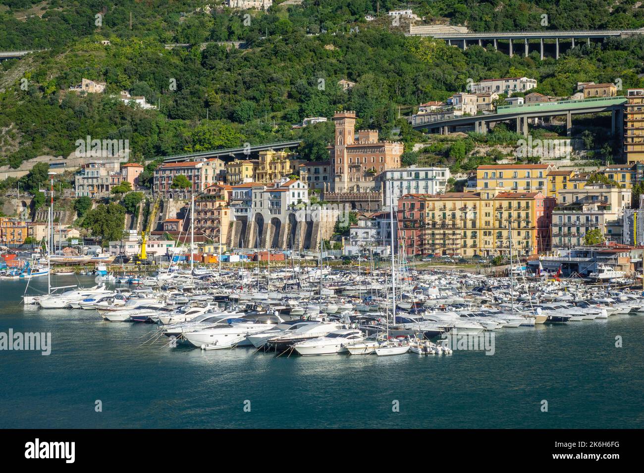 Italia, Campania, Salerno, bahía y puerto Foto de stock
