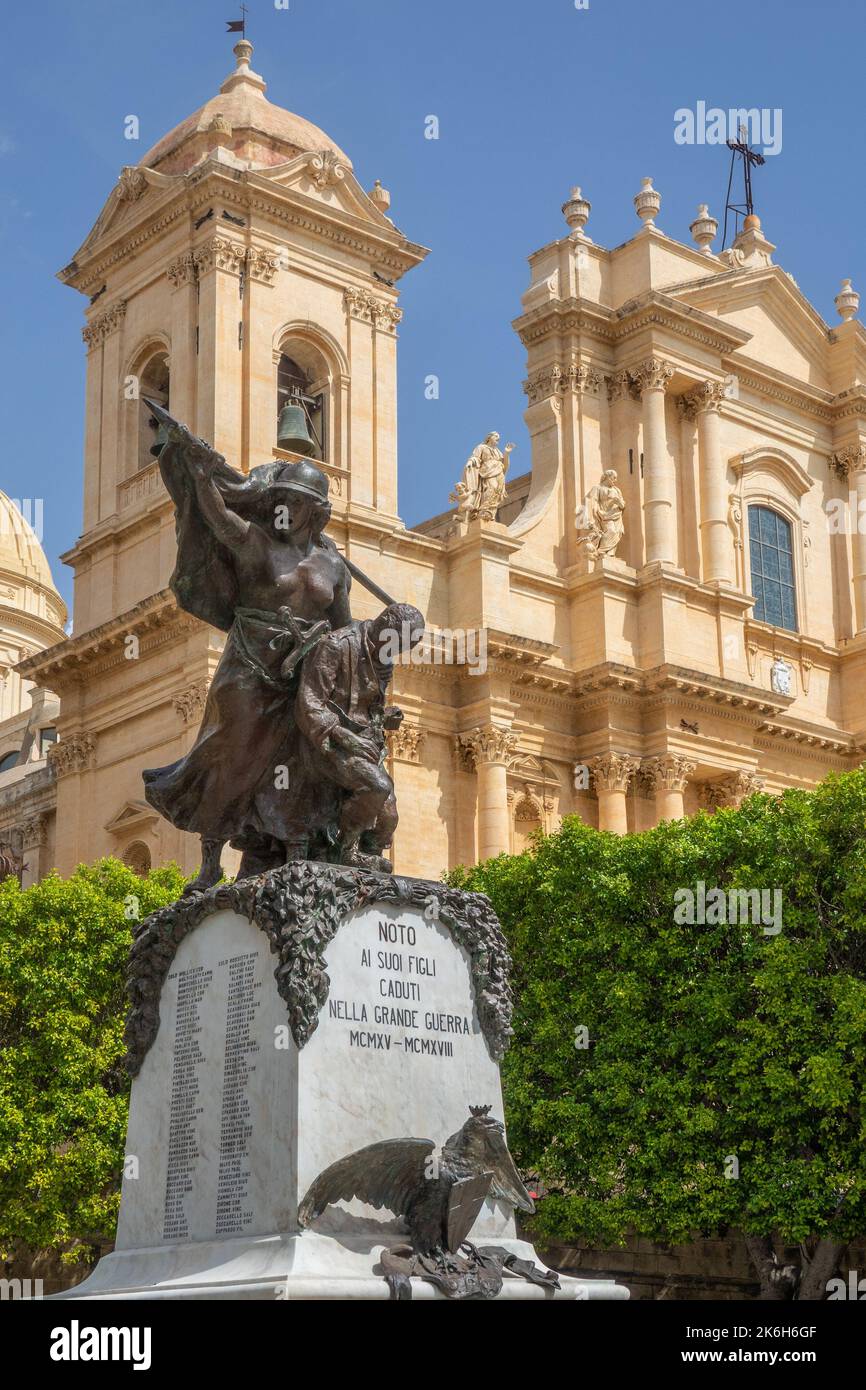 Italia, Sicilia, Noto, memorial de guerra y catedral Foto de stock