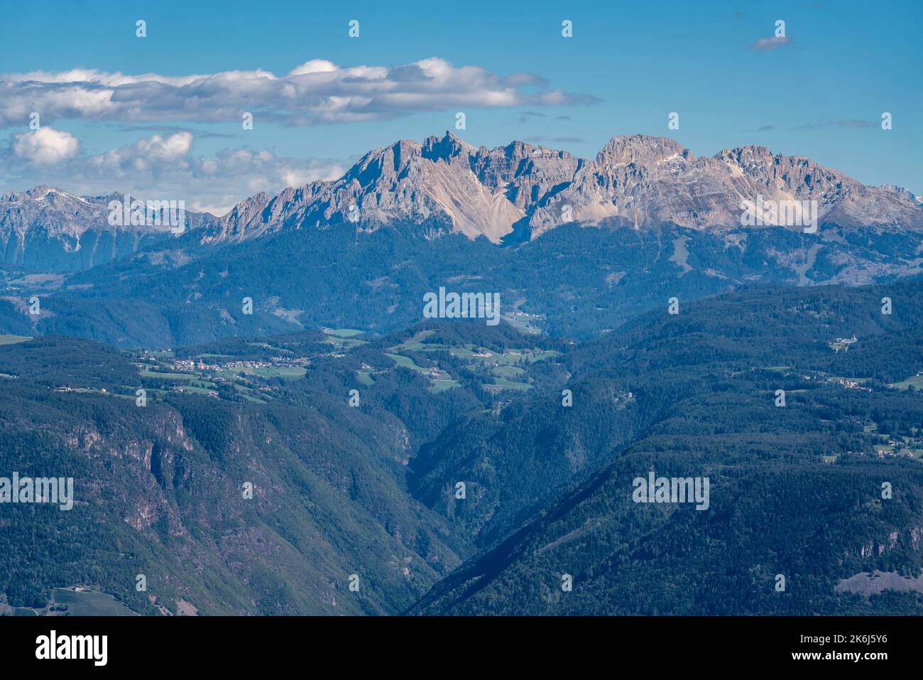 Alpes, panorama montañoso, grupo Rosengarten sobre Etschtal, Tirol del Sur, Italia Foto de stock