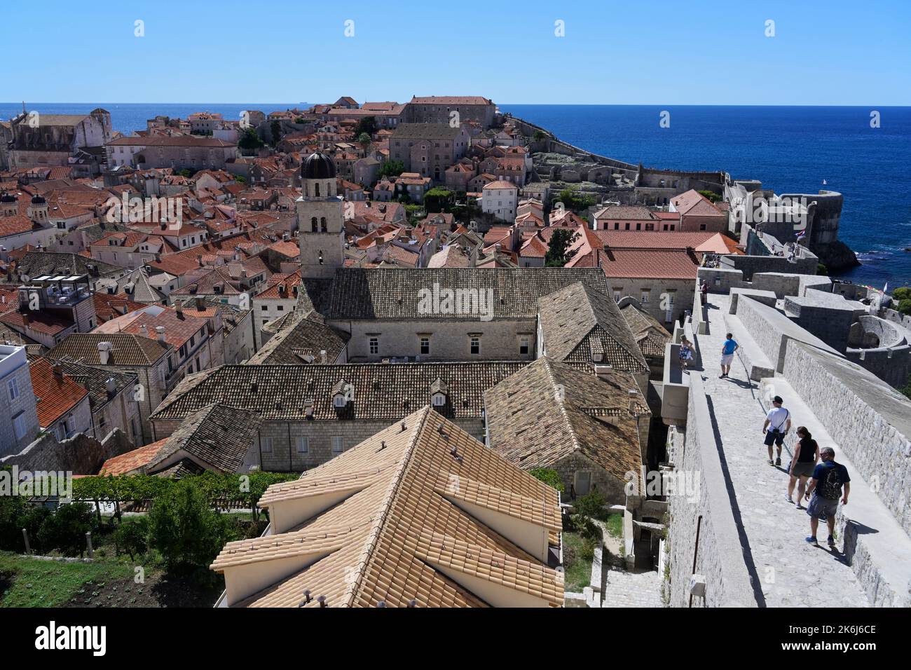 Las murallas de la ciudad de Dubrovnik con los turistas Foto de stock
