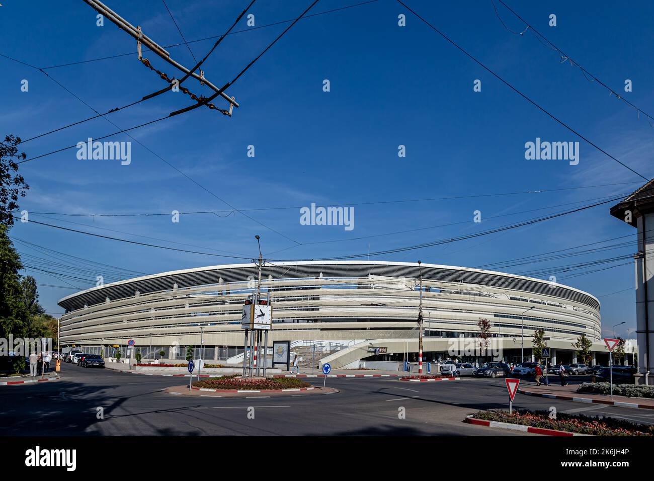 TARGU-Jiu, RUMANIA-SEPTIEMBRE 25: El nuevo estadio el 25 de septiembre de 2020 en Targu-Jiu. Foto de stock