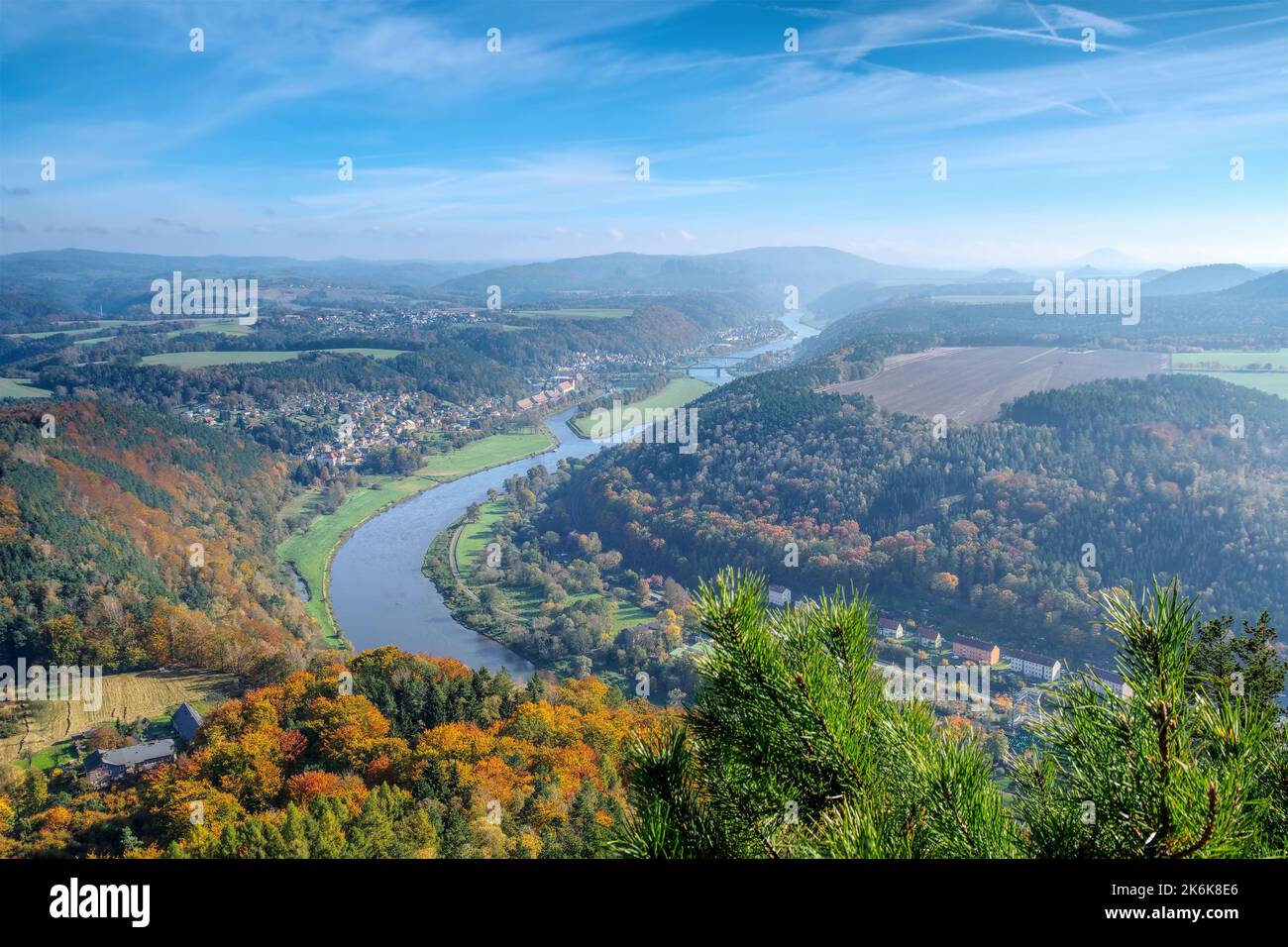 Elbe montañas de piedra arenisca en otoño, vista desde Lilienstein, Alemania Foto de stock