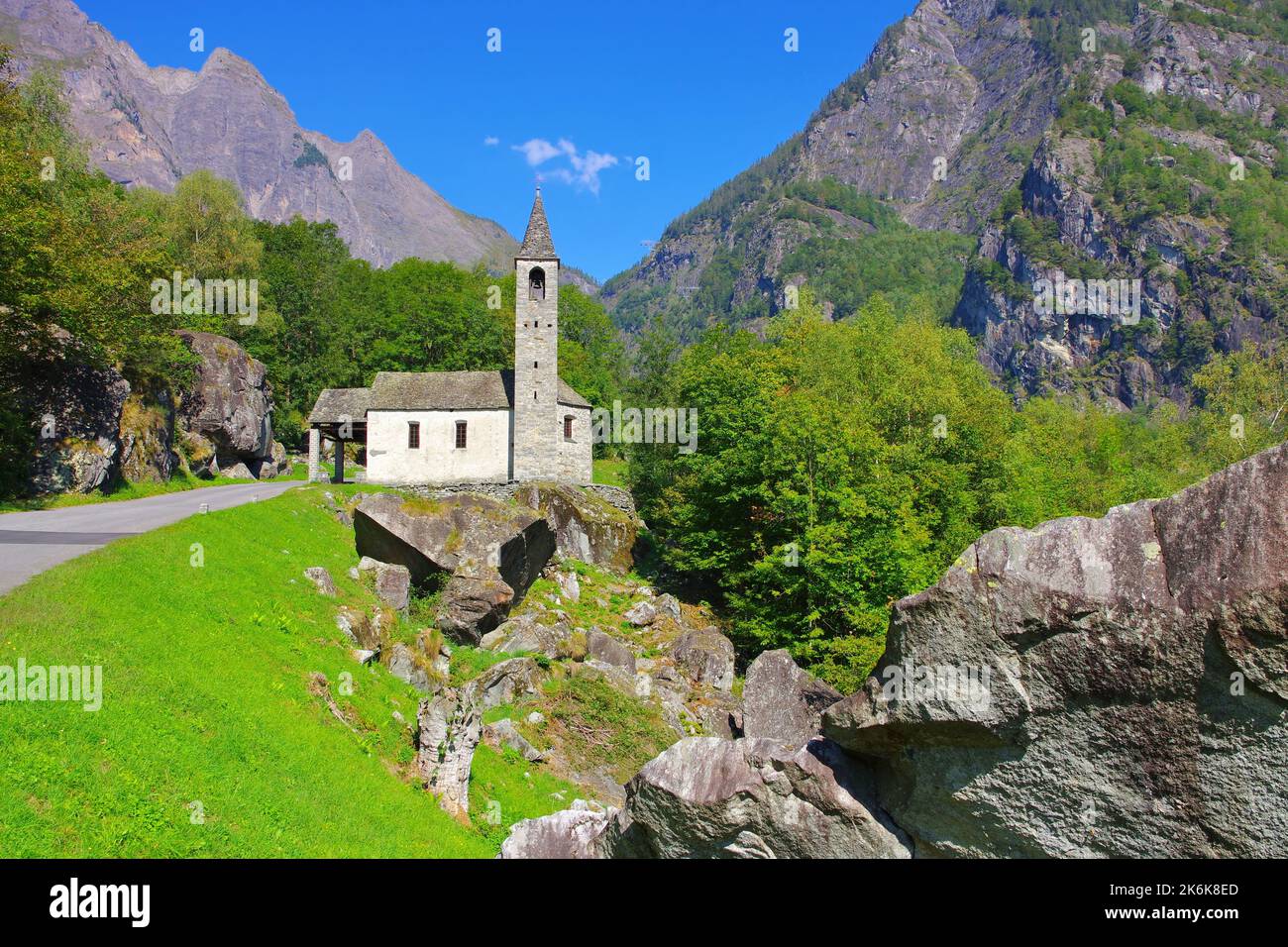La pequeña iglesia Gannarista en el valle de Bavona, Ticino en Suiza Foto de stock