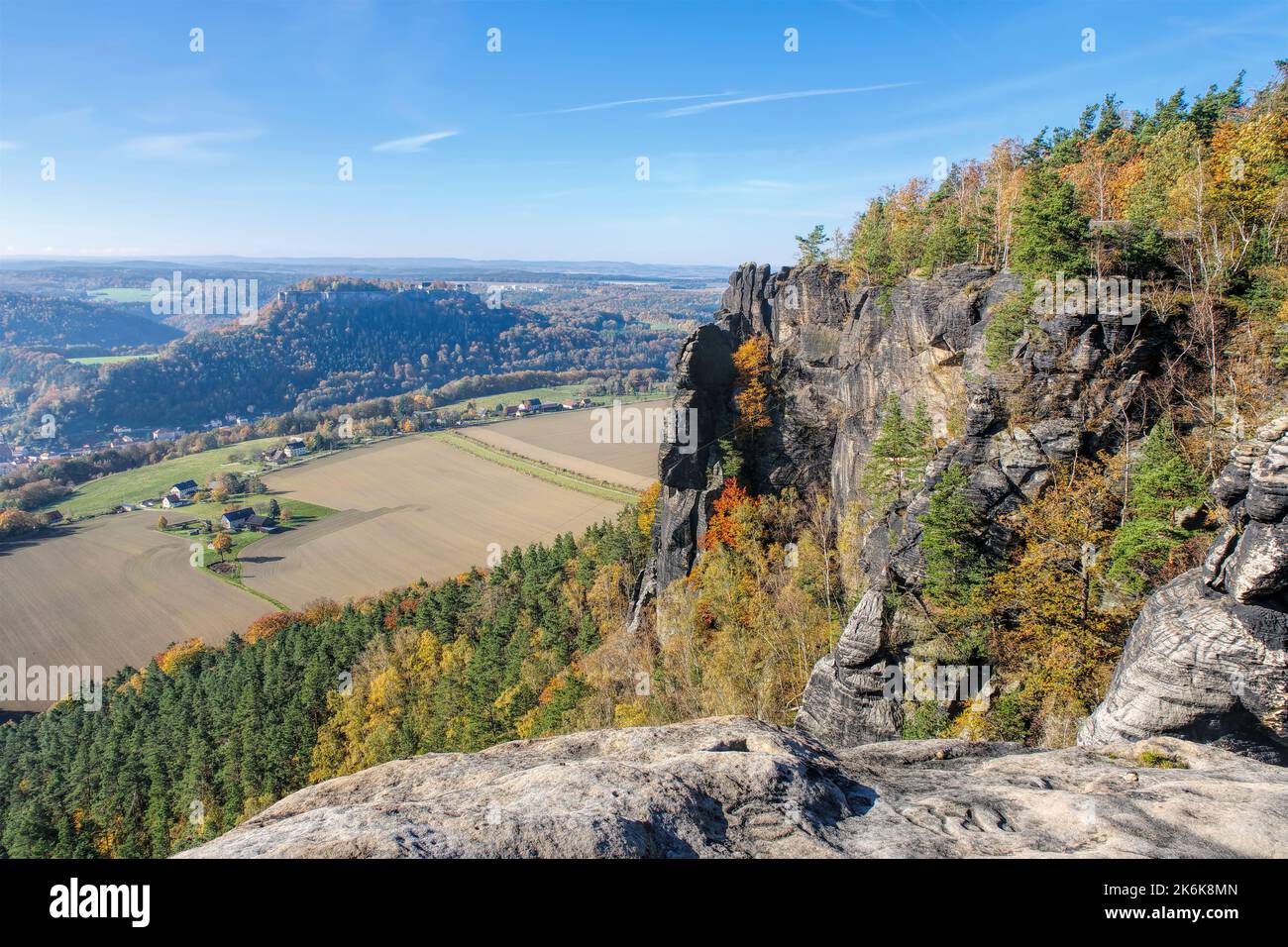 Castillo Koenigstein en las montañas de arenisca de Elbe en otoño, vista desde Lilienstein Foto de stock