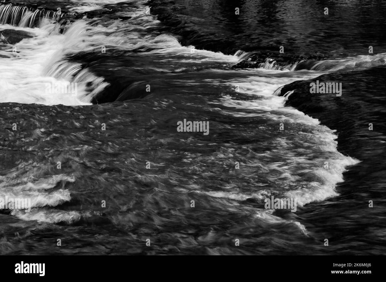 La cornisa cae en Prairie Creek en la zona de peces y vida salvaje de DesPlaines se encuentra justo aguas arriba del río Kankakee, Will County, IL Foto de stock