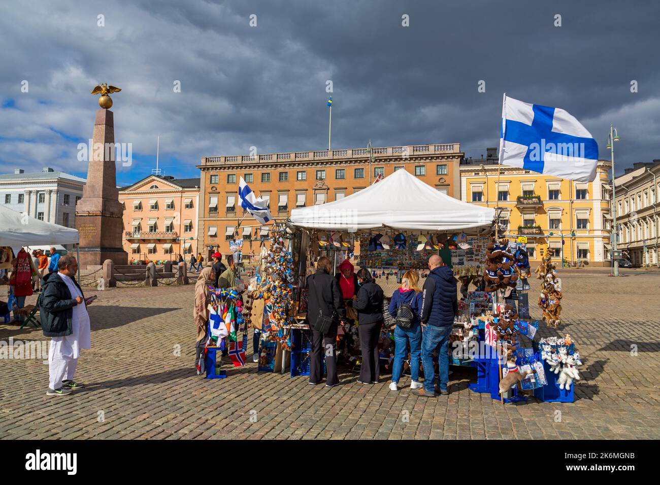 Mercado en la Plaza del Senado, Helsinki, Finlandia, Europa Foto de stock