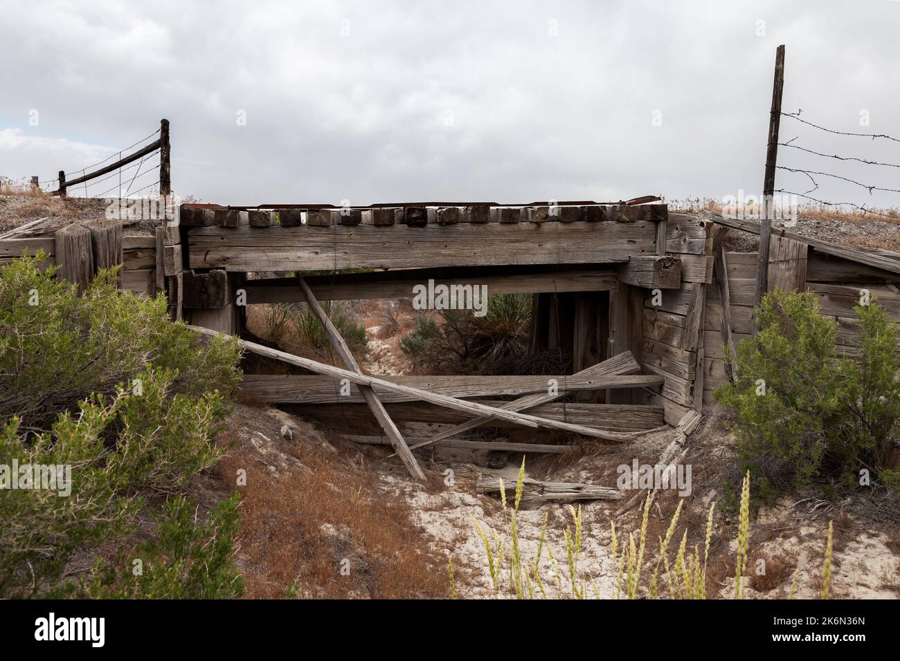 Un puente de ferrocarril abarca un pequeño arroyo cerca de Terrace, la