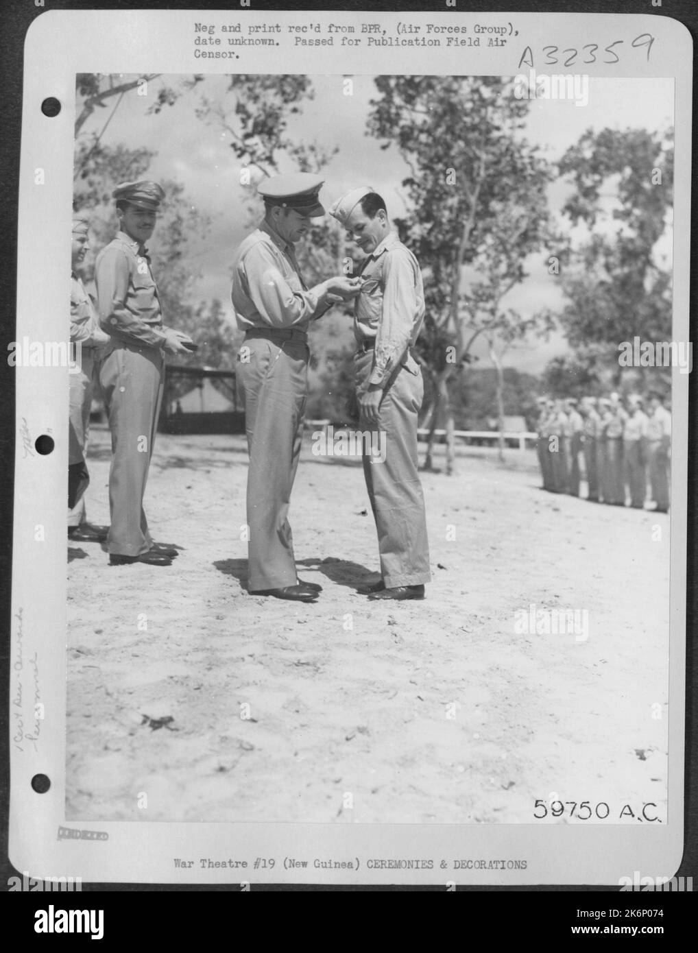 El 17 de septiembre de 1943, en una ceremonia en Nueva Guinea, la Medalla del Aire, la Estrella de Plata y el Cluster de la Hoja de Roble a la Estrella de Plata fueron entregados al Mayor Harry J. Bullis de Portland, Michigan, por Brig. General Roger Ramey. El Mayor Bullis es Oficial Ejecutivo Foto de stock