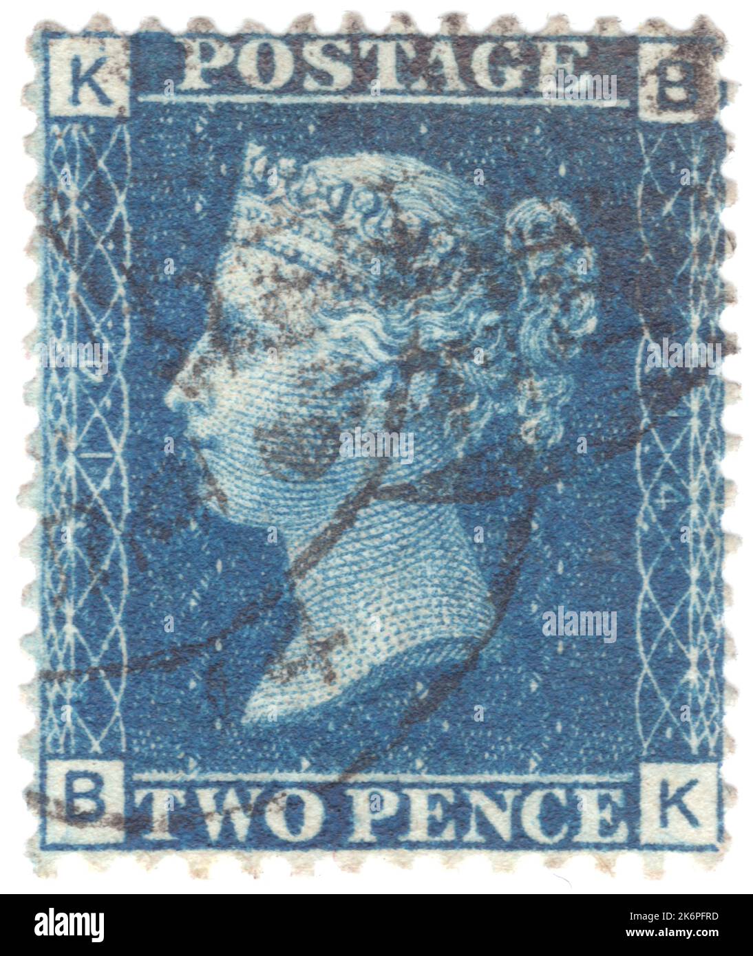REINO UNIDO — HACIA 1858: Un antiguo británico victoriano utilizó dos sellos de franqueo azul de penique que mostraban el retrato de la reina Victoria Foto de stock