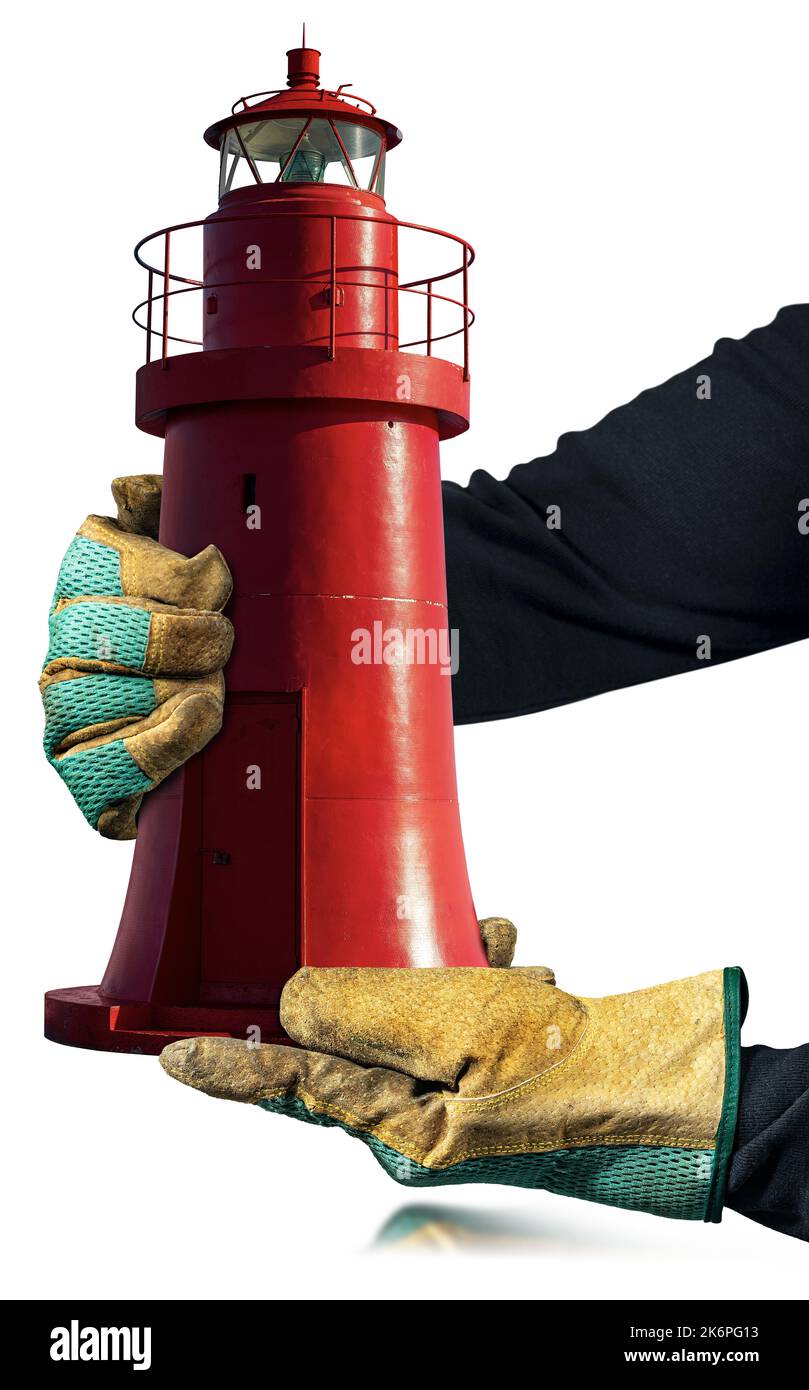 Trabajador manual con guantes de trabajo protectores, sosteniendo un viejo faro rojo aislado sobre fondo blanco. Concepto de astillero o puerto seguro, fotografía. Foto de stock