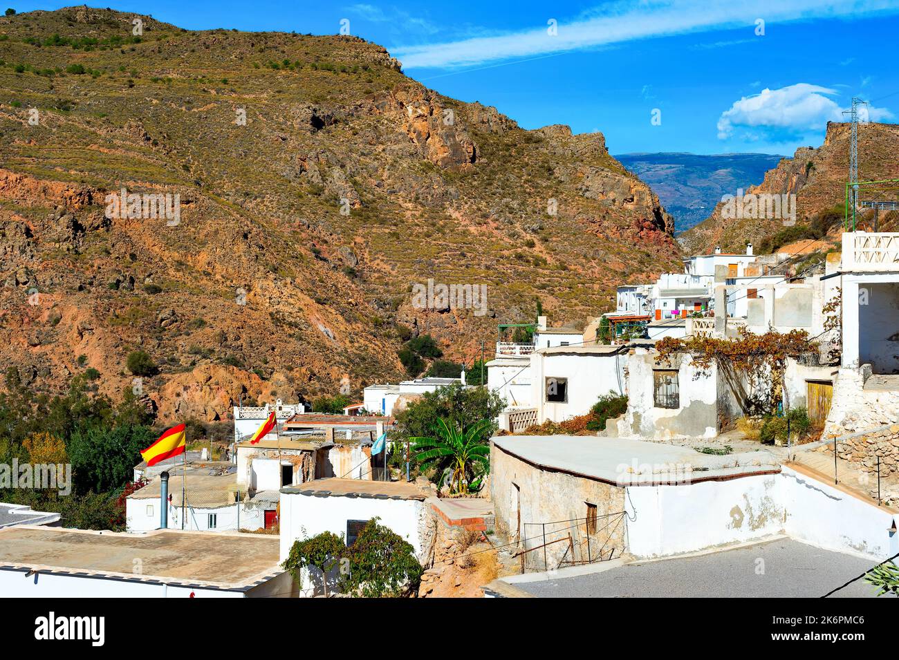 Andalucía pueblo tradicional arquitectura, casas blancas en la ladera de la montaña, Darrical, España Foto de stock