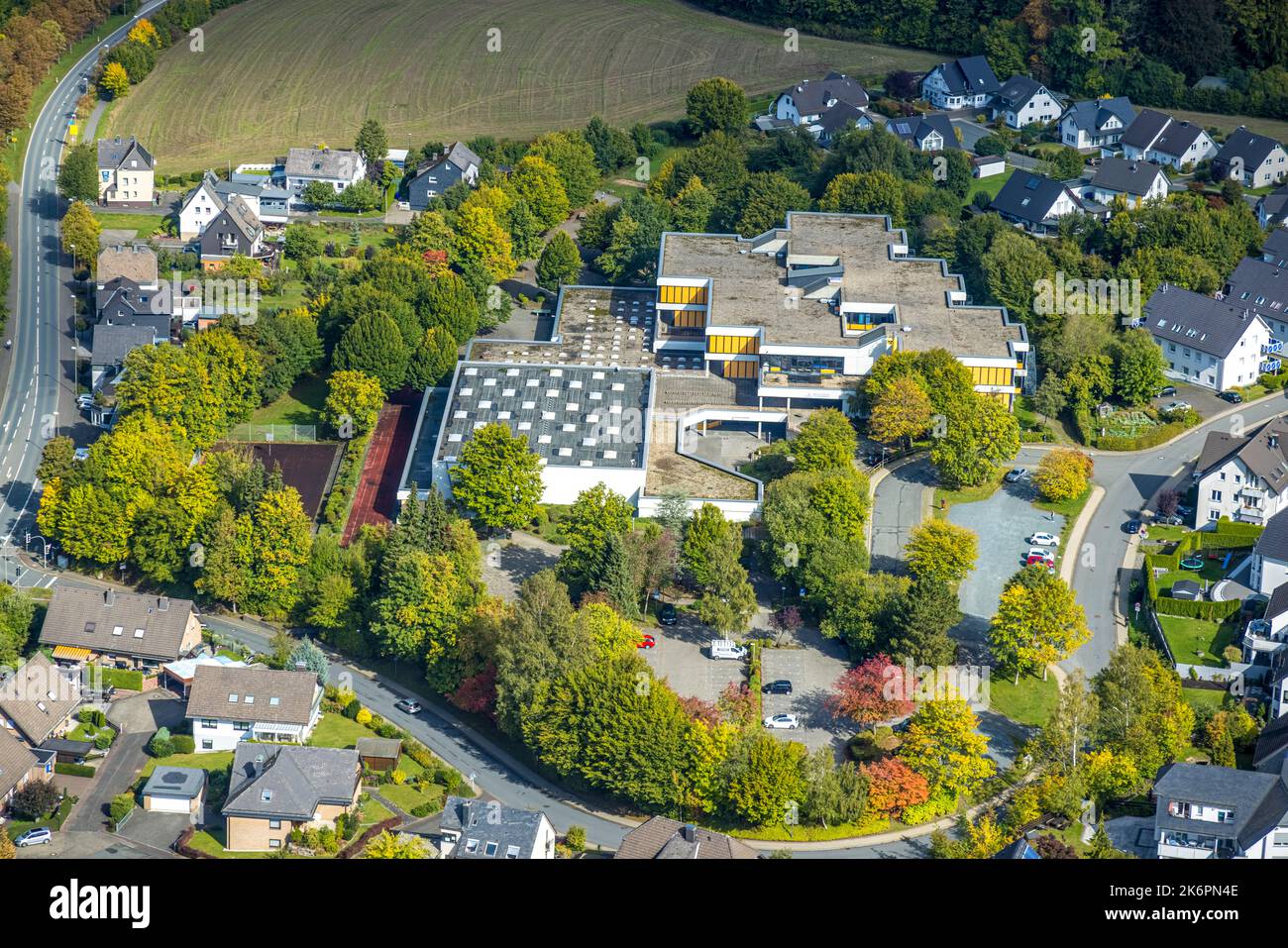 Vista aérea, centro escolar Franz Hoffmeister, academia educativa para las profesiones de la terapia, Ostwig, Bestwig, área de Ruhr, Renania del Norte-Westfalia, Alemania Foto de stock