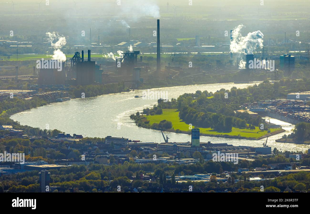 Vista aérea, río Rin, instalaciones industriales y puerto de fábrica de Hüttenwerke Krupp Mannesmann HKM, chimeneas de humo y nubes de vapor, Friemershei Foto de stock