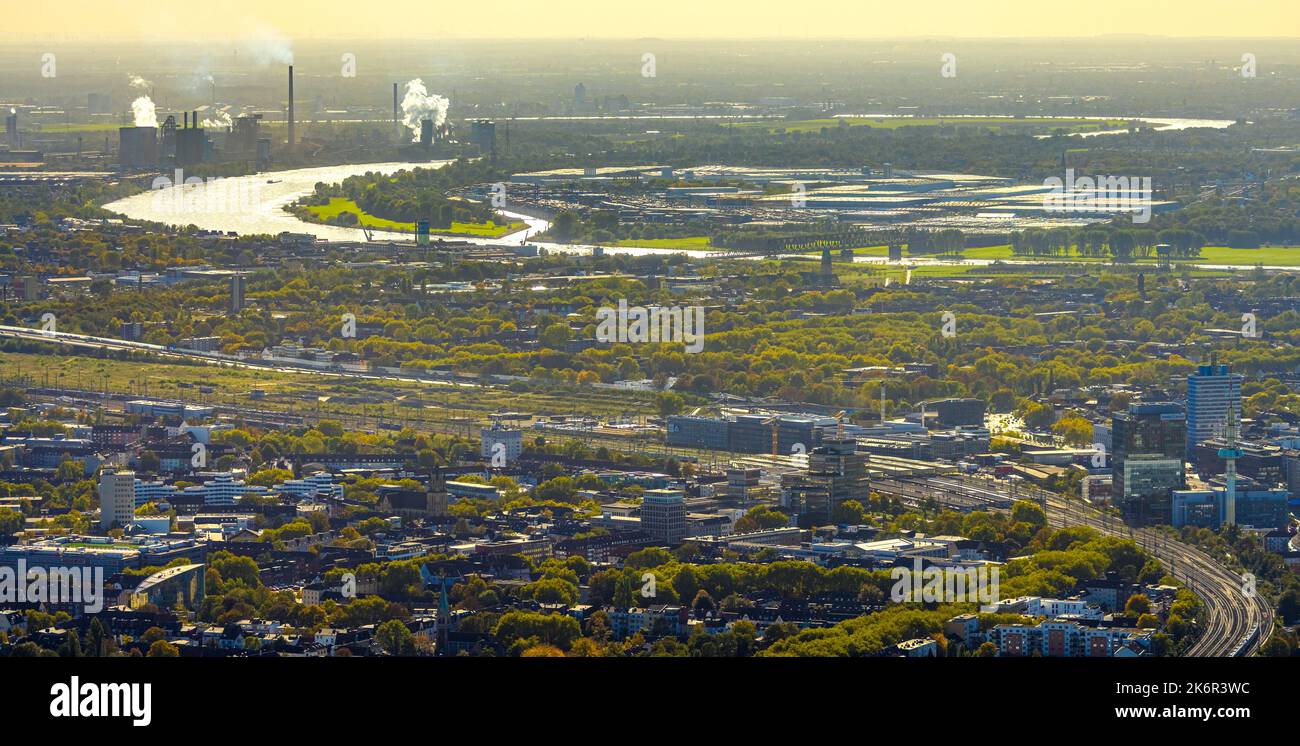 Vista aérea, río Rin, instalaciones industriales y puerto de fábrica de Hüttenwerke Krupp Mannesmann HKM, chimeneas de humo y nubes de vapor, Friemersheim, Foto de stock