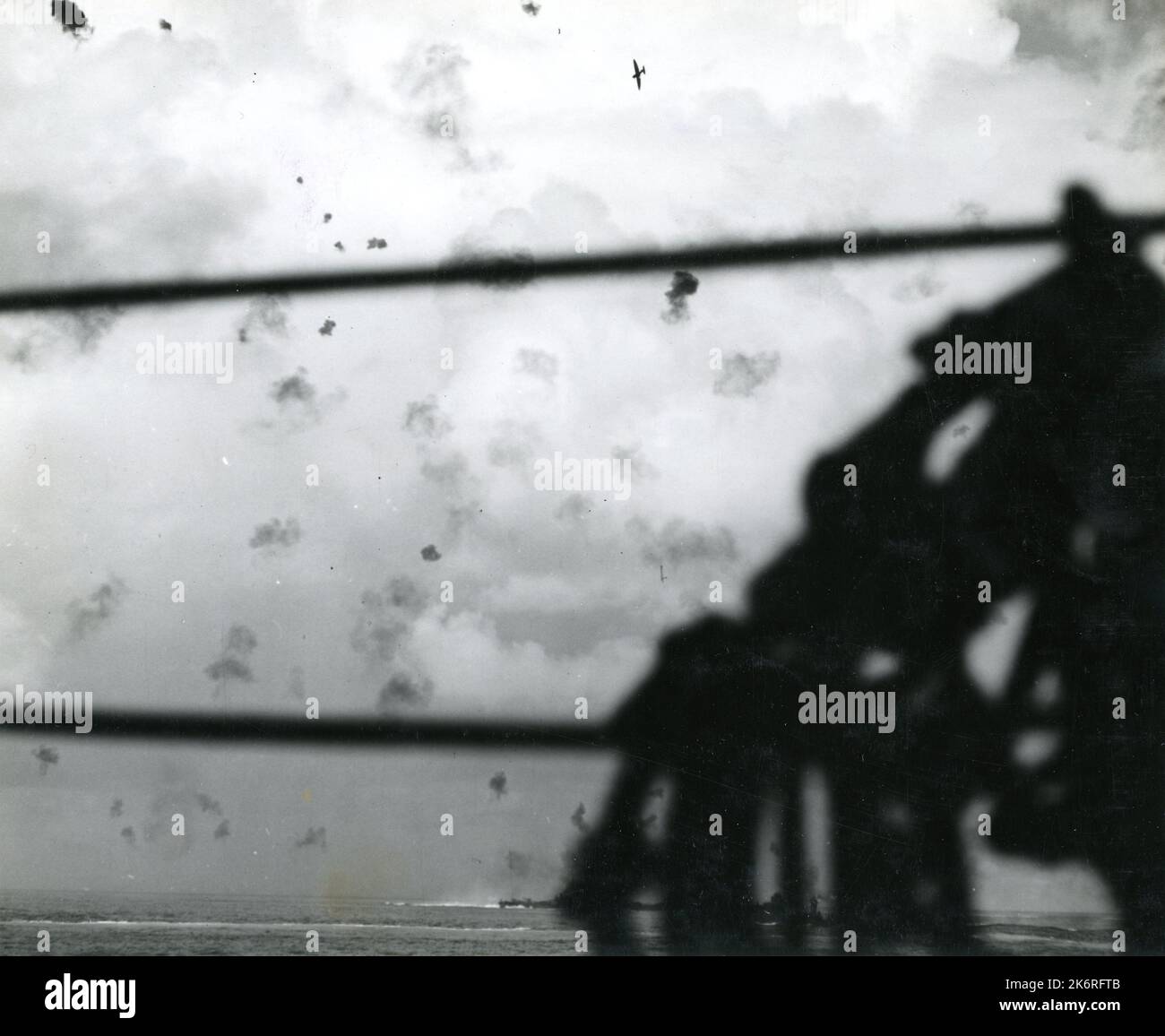 Fotografía tomada por el USS Enterprise durante la Batalla de Santa Cruz atacando aviones japoneses en la Batalla de Santa Cruz…bombardero japonés golpeado por el fuego antiaéreo del USS Enterprise [CV-6] y el USS Dakota del Sur. La popa de Dakota del Sur (BB-57) es visible en el estela. Fotografía tomada por la Empresa.'. Foto de stock