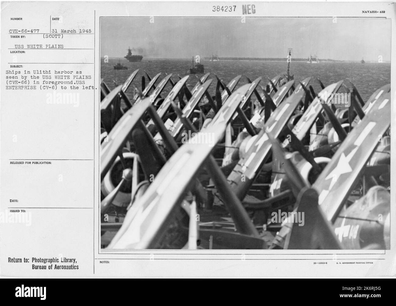 Fotografía de barcos en el puerto de Ulithi en el puerto de Ulithi visto por el USS White Plains (CVE-66) en primer plano. USS Enterprise (CV-6) a la izquierda.'. Foto de stock