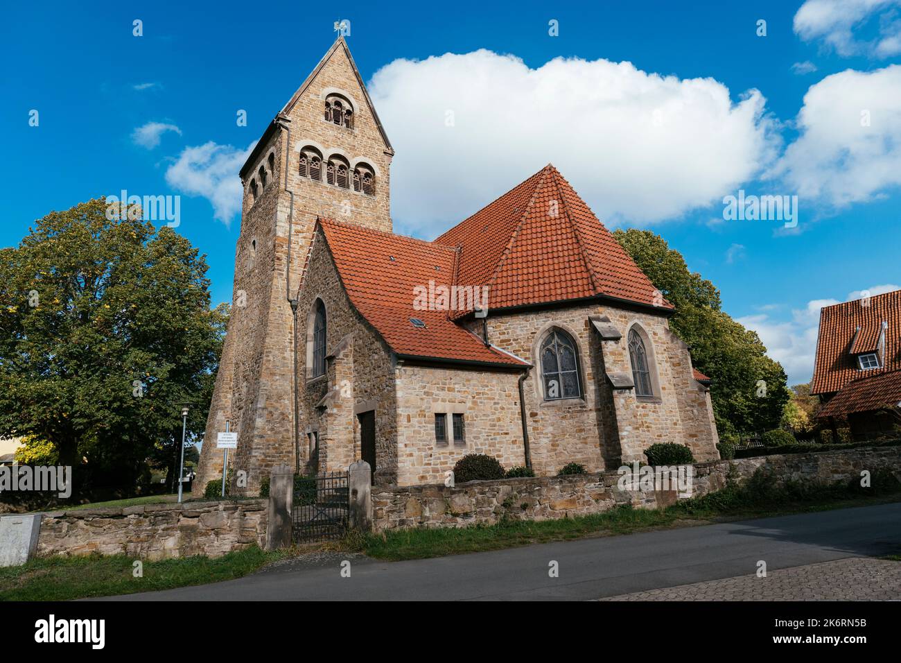 Iglesia de San Pedro y San Pablo en Veltheim Foto de stock