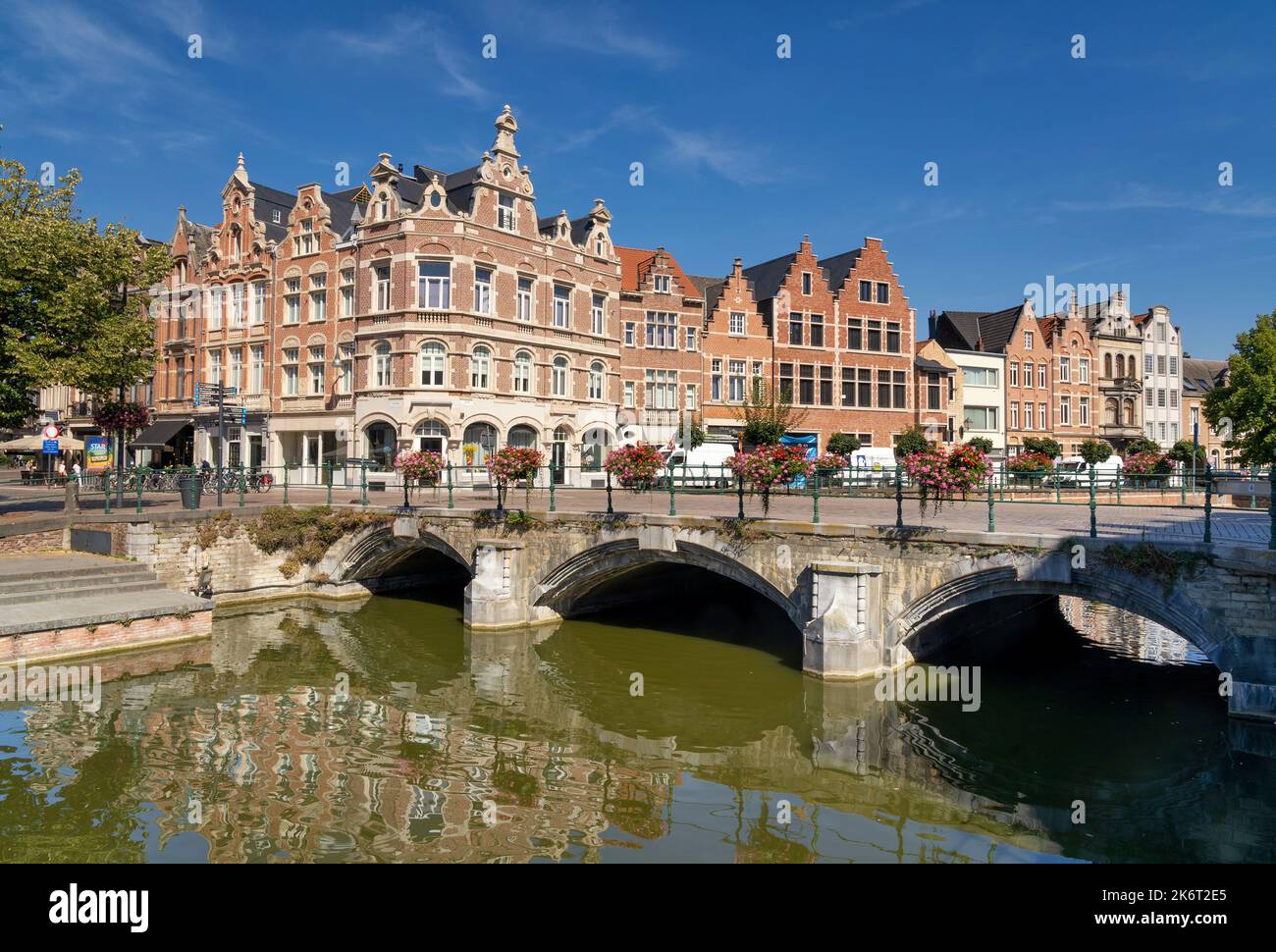 Puente sobre un canal en la ciudad belga Lier Foto de stock