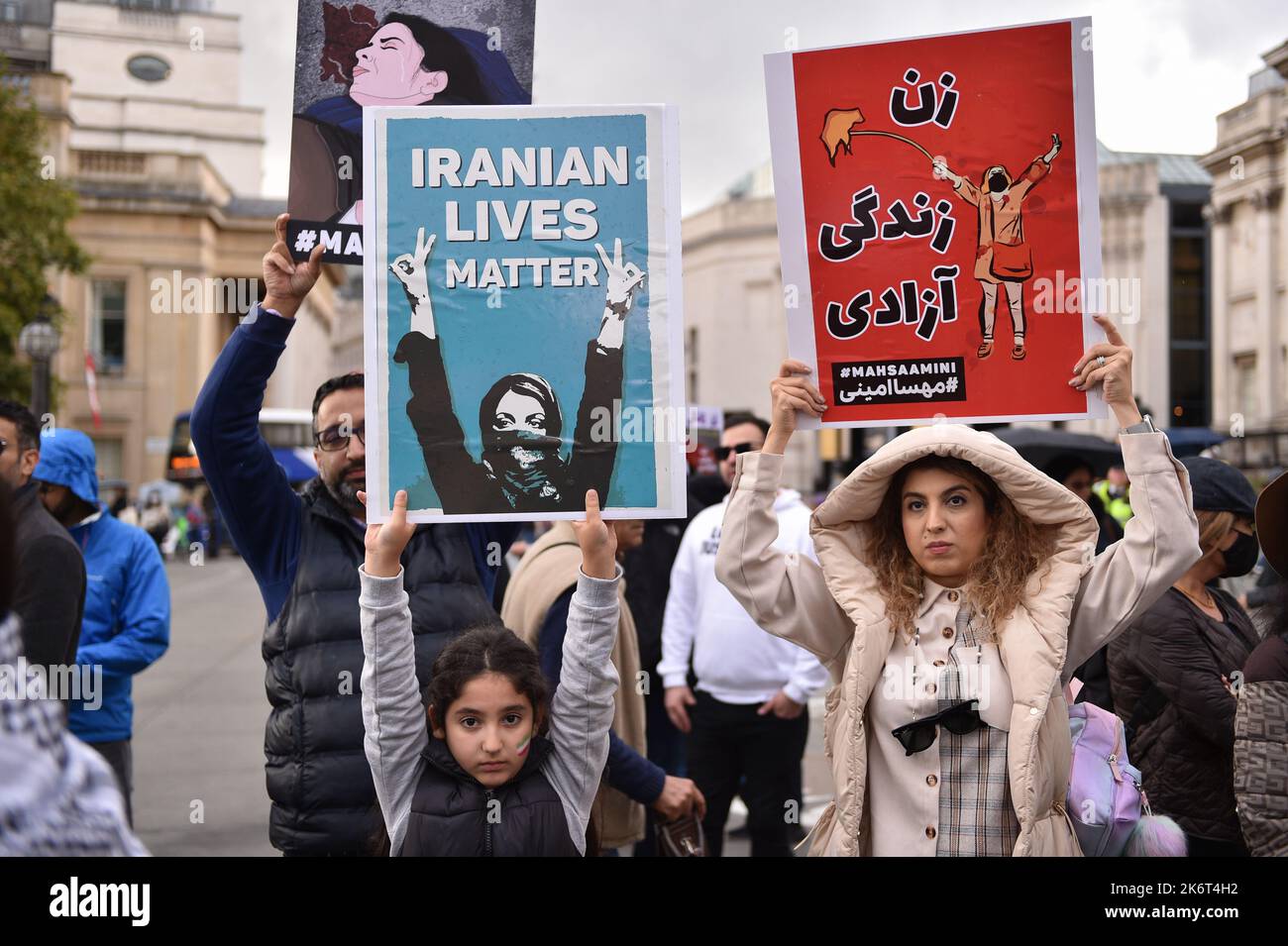 Londres, Inglaterra, Reino Unido. 15th de Oct de 2022. Los manifestantes  sostienen pancartas durante la manifestación en Trafalgar Square. Protesta  en solidaridad con el levantamiento de la libertad en Irán, que comenzó