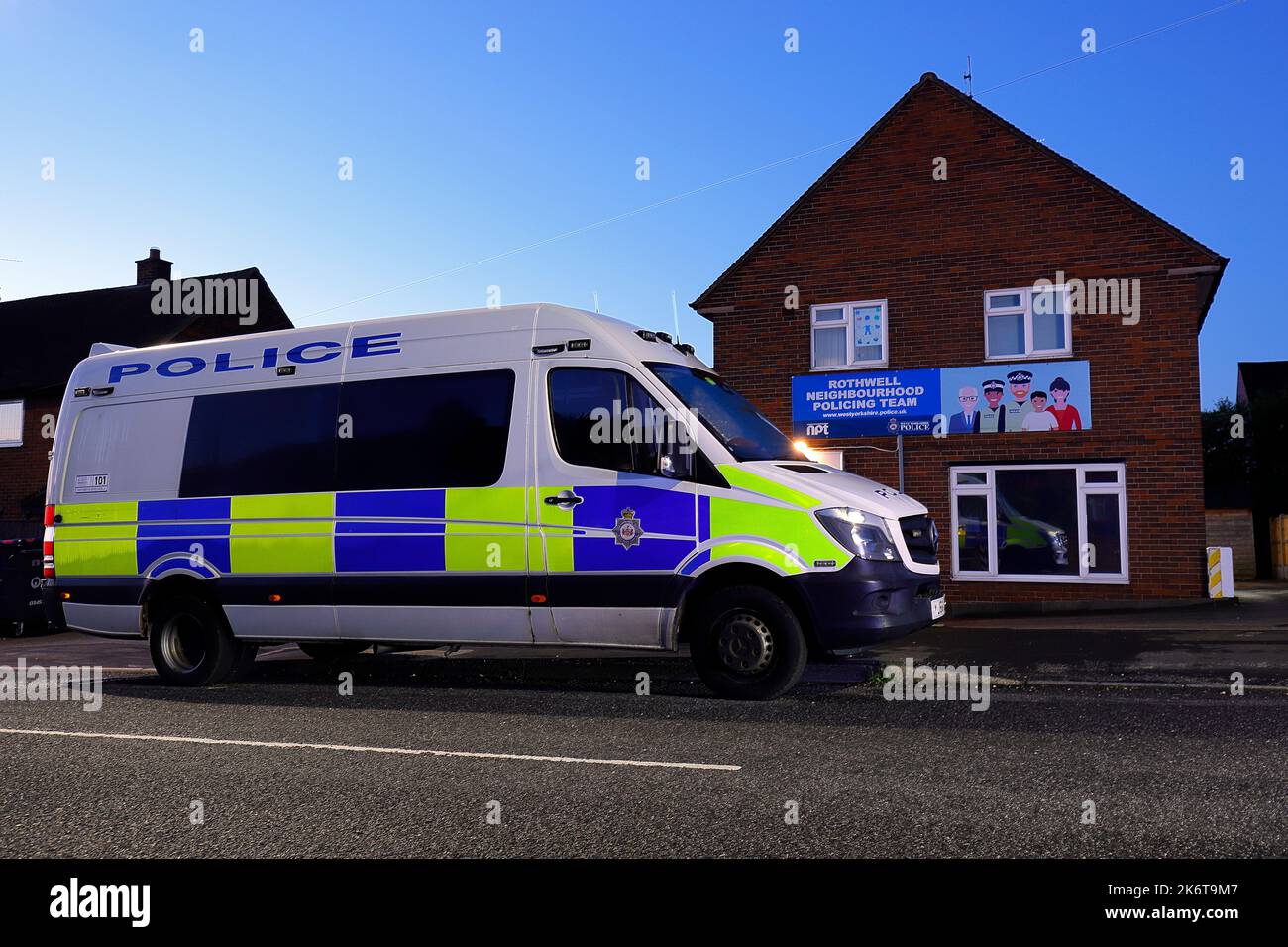 Una furgoneta de la policía de West Yorkshire estacionada en las afueras de la estación de policía de Haigh Road en Rothwell, que no tiene personal y está cerrada al público Foto de stock