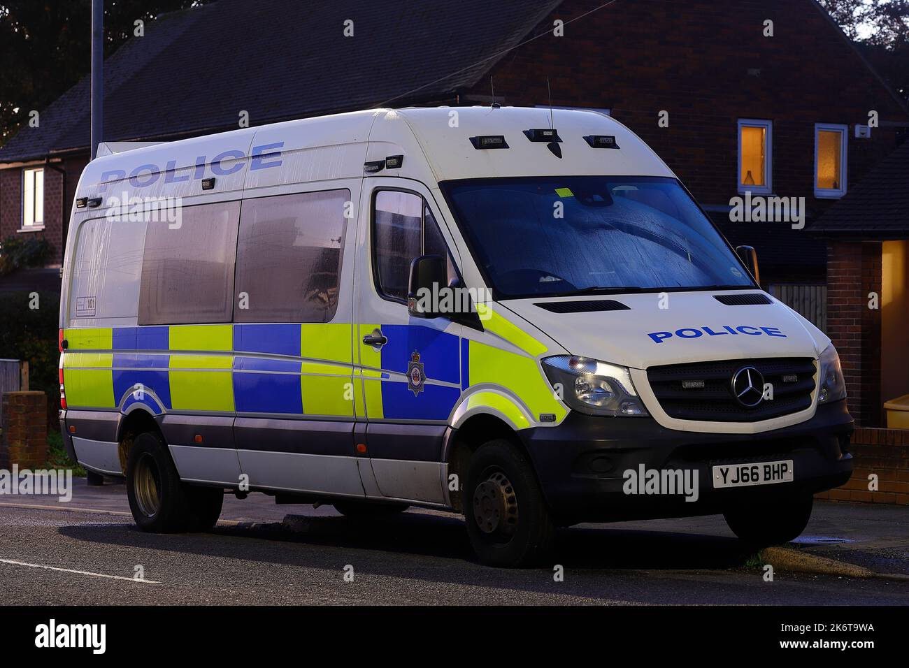 Una furgoneta de la policía de West Yorkshire estacionada en las afueras de la estación de policía de Haigh Road en Rothwell, que no tiene personal y está cerrada al público Foto de stock
