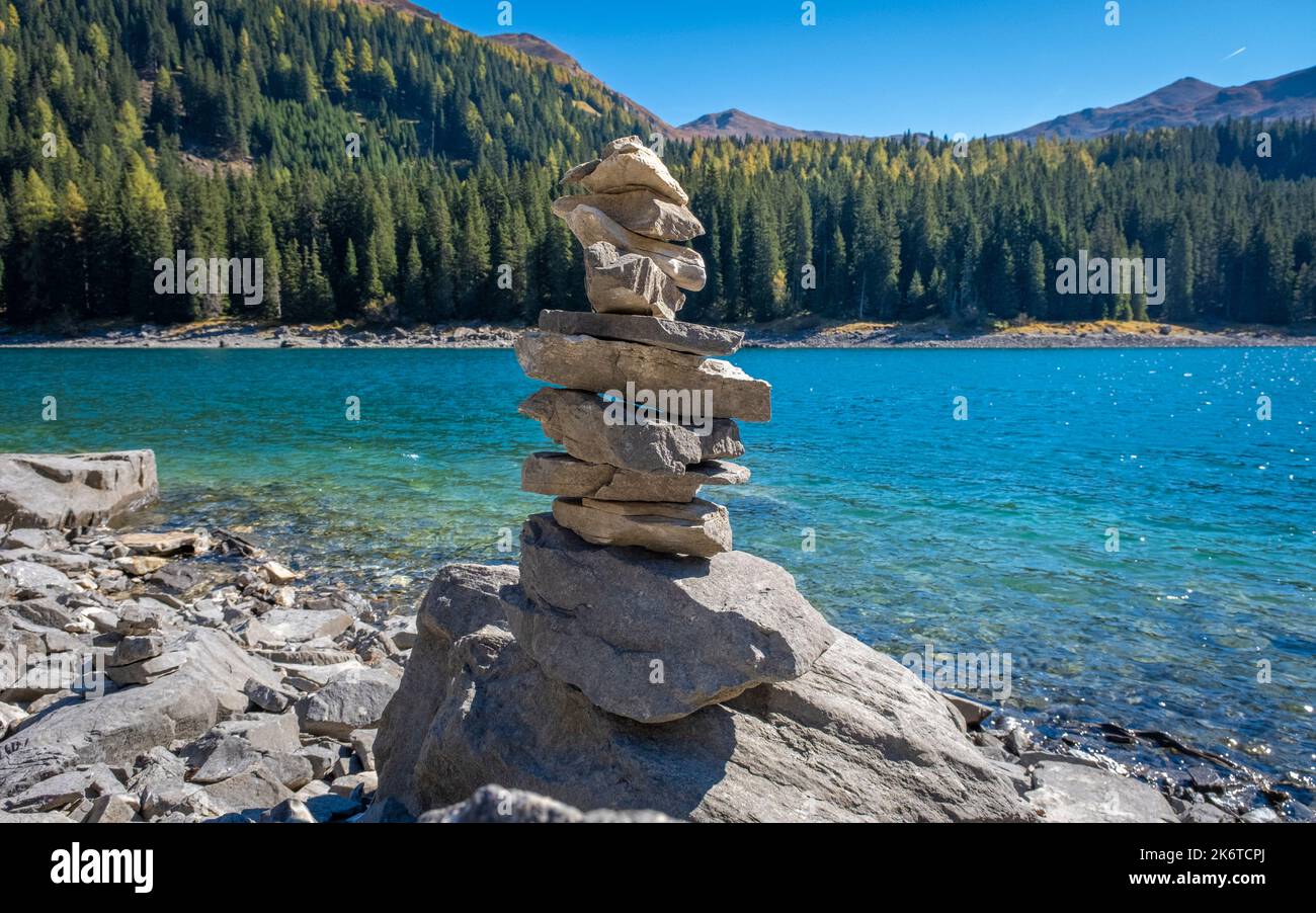 Torre de piedra en el lago Obernbergsee, Tirol, Austria Foto de stock