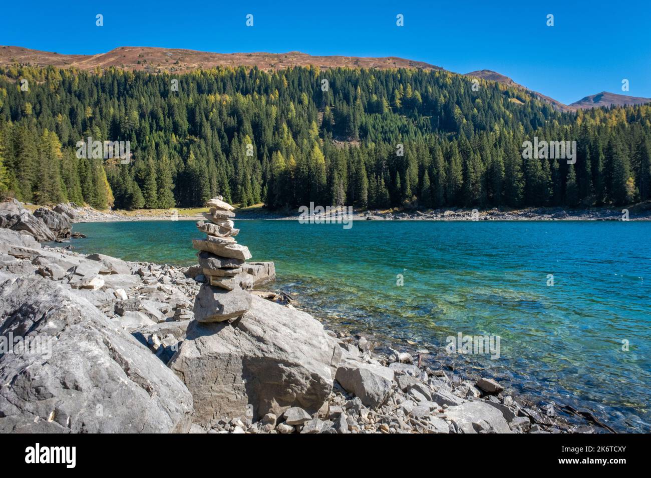 Torre de piedra en el lago Obernbergsee, Tirol, Austria Foto de stock