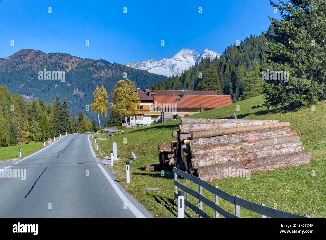 Camine por el maravilloso Obernbergtal en Tirol, Austria Foto de stock