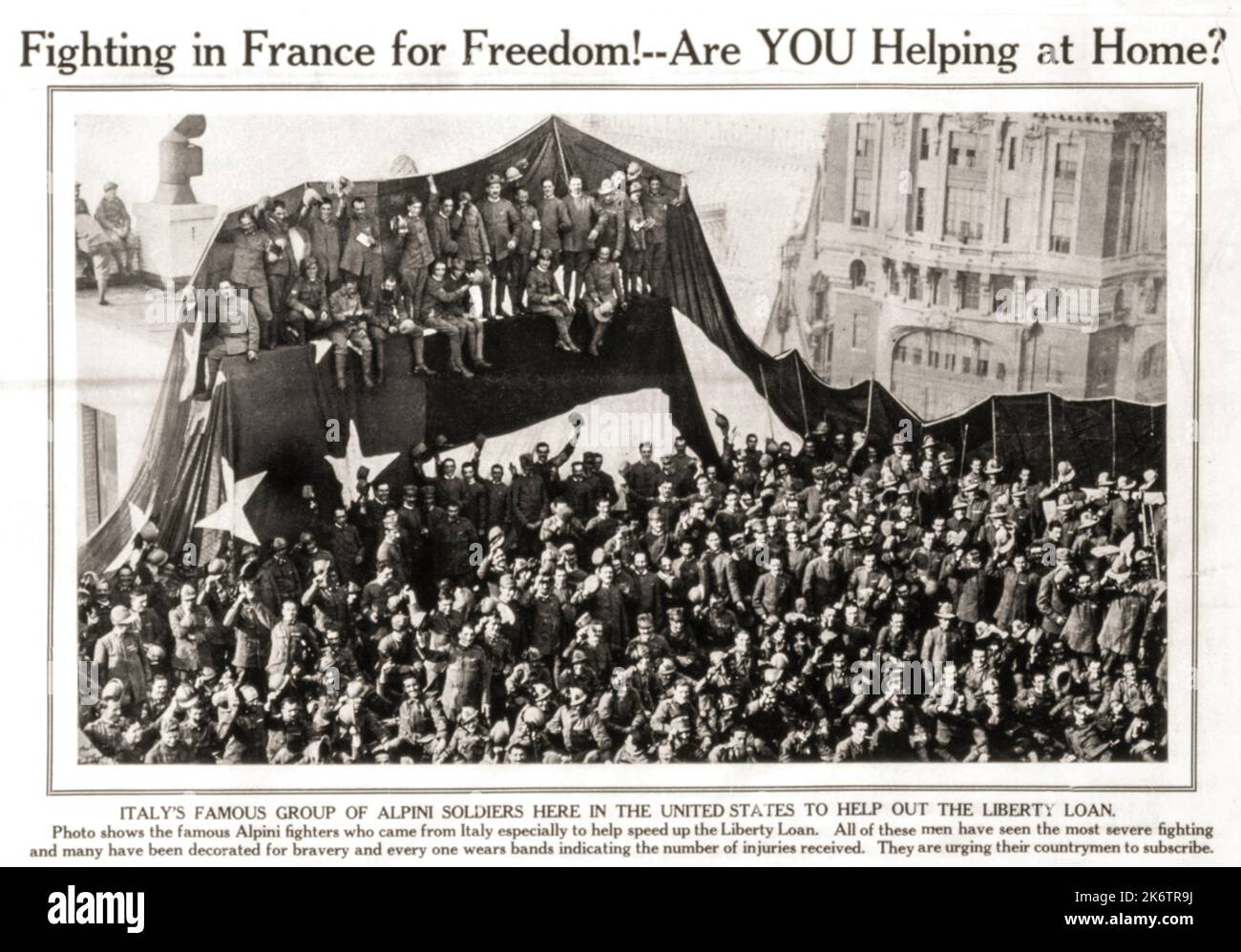 1918 , Nueva York , EE.UU. : EL ALPINI militar italiano agrupa a soldados  aquí en Estados Unidos para ayudar al PRÉSTAMO DE LA LIBERTAD . Foto  publicada en la revista americana '