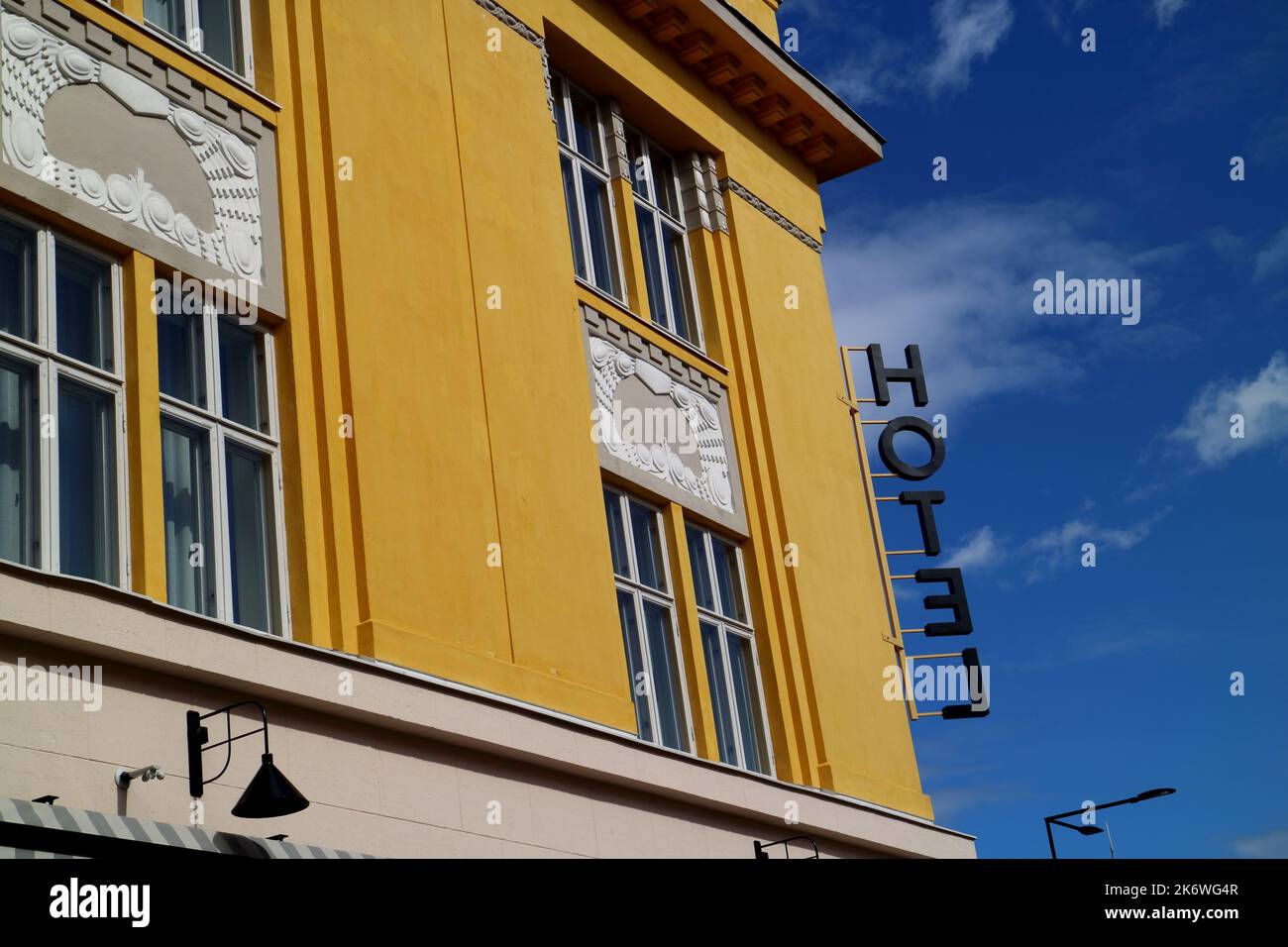 La señal del hotel está en la esquina de un edificio antiguo en Porvoo, Finlandia Foto de stock
